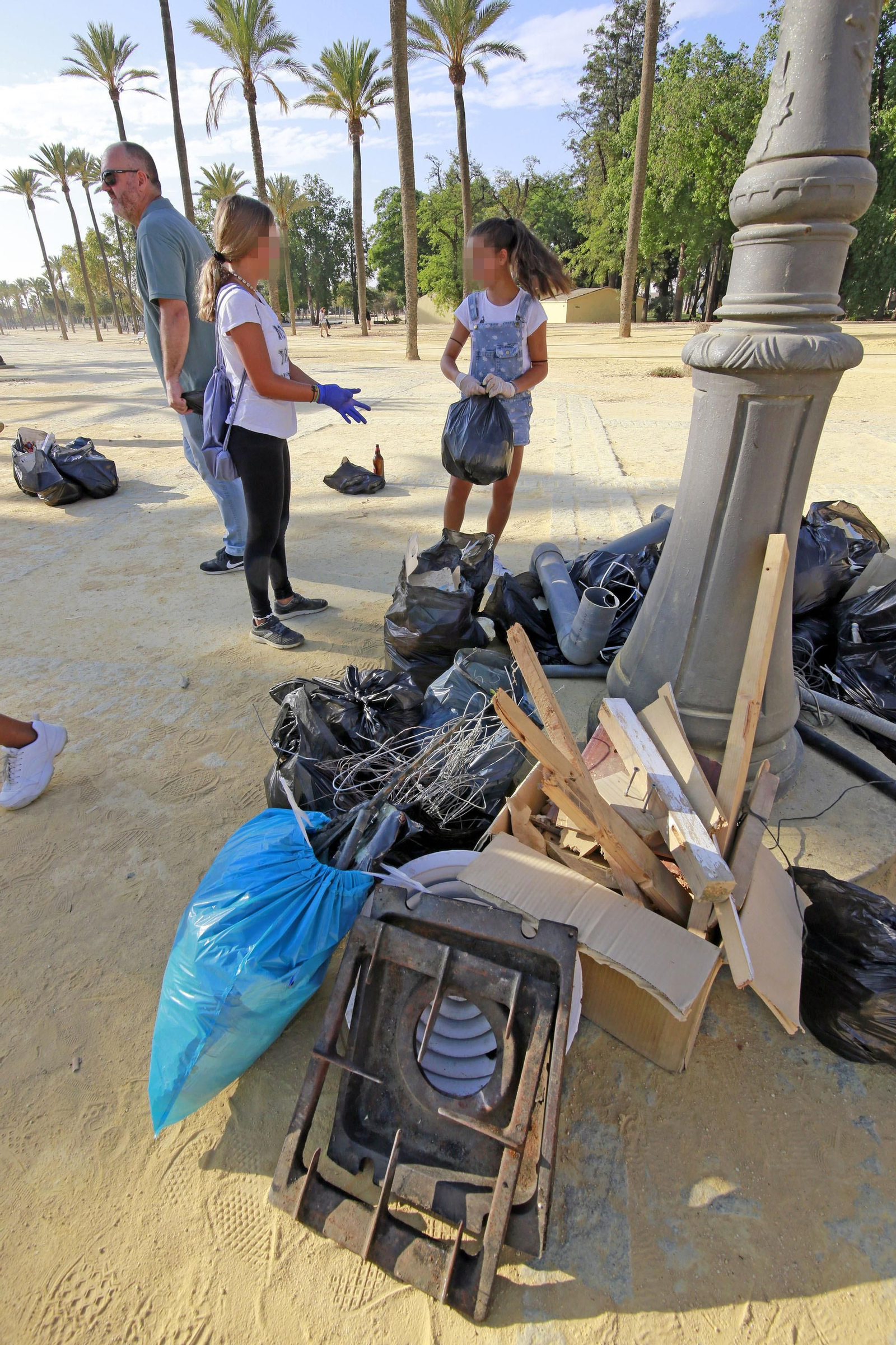 Imágenes del grupo juvenil Green Team Jerez limpiando en el Parque González Hontoria