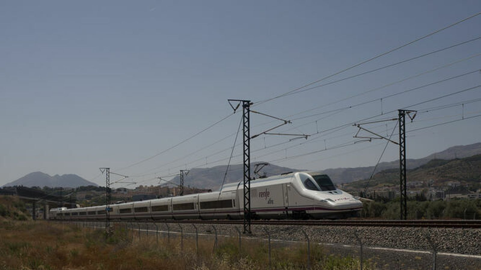 Tren AVE a su paso por Antequera
