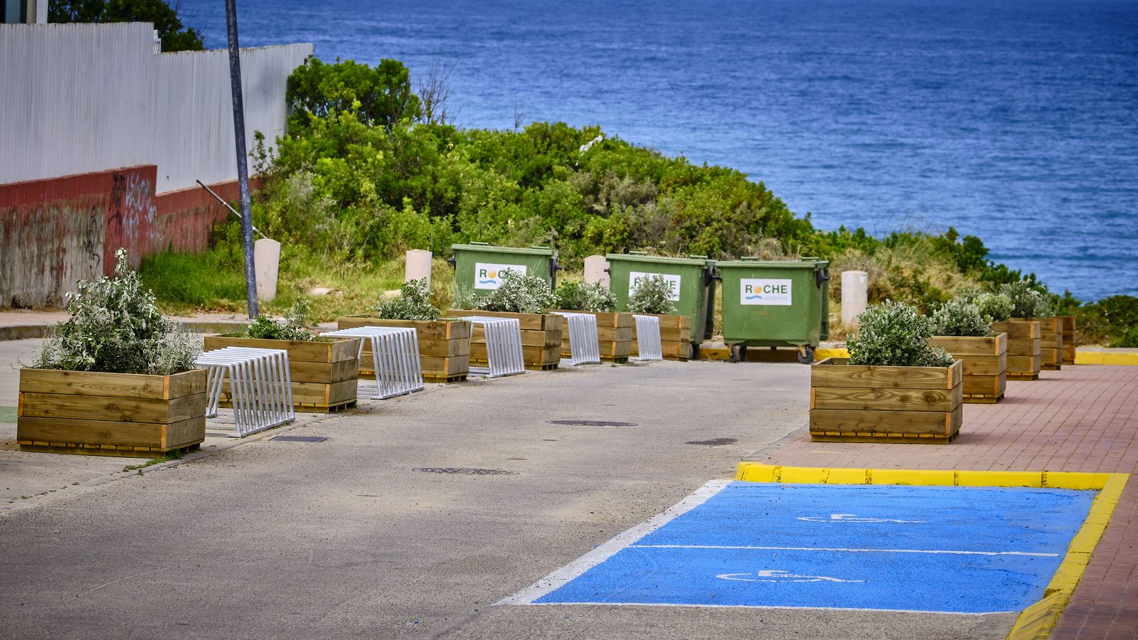 Zona, recién creada, de aparcamiento para bicis en detrimento de los vehículos a motor.
