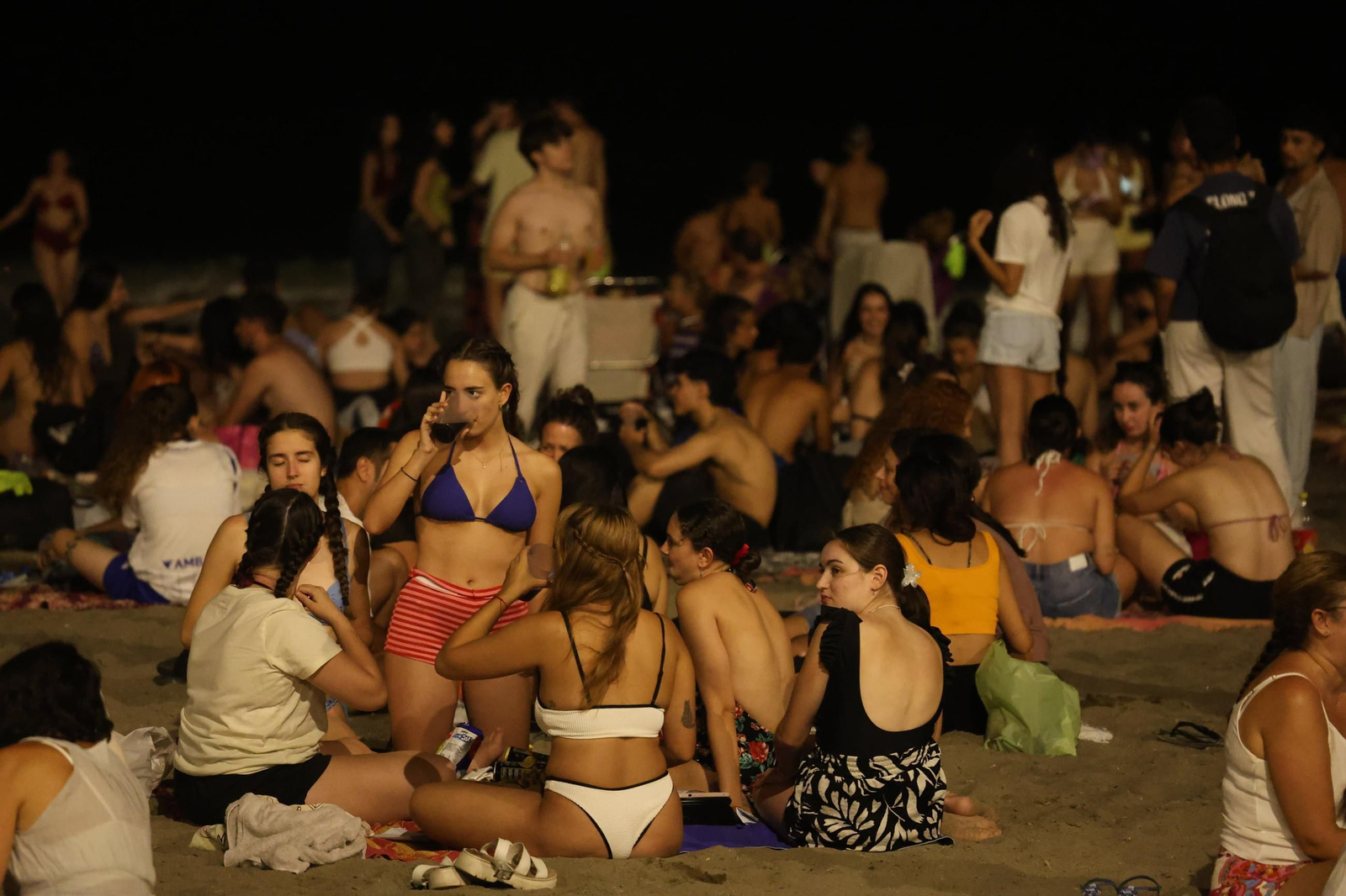 Así se vive la Noche de San Juan en la playa de la Malagueta de Málaga, en fotos