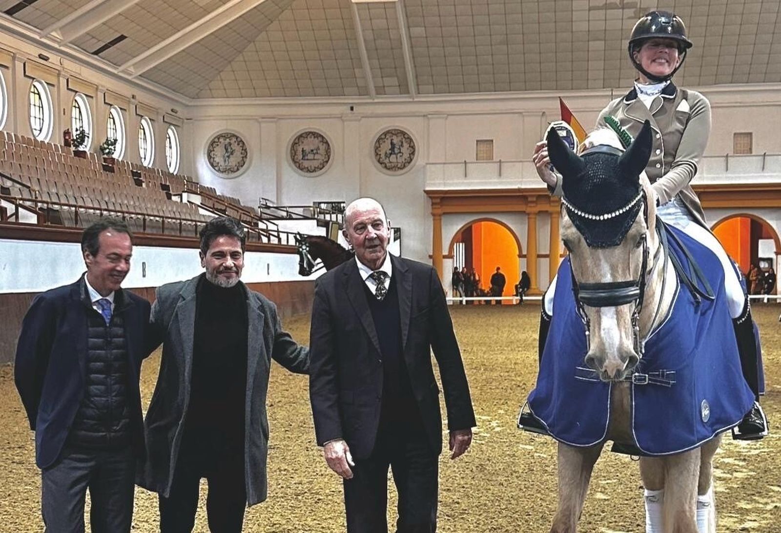 David DeMaria entregó el primer premio a Mikaela Soratie.