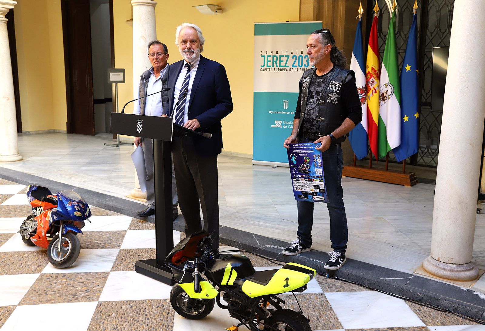 Agustín Muñoz, en la presentación de Mototerapia 2024 junto a Javier Sáez y José Hermosín.
