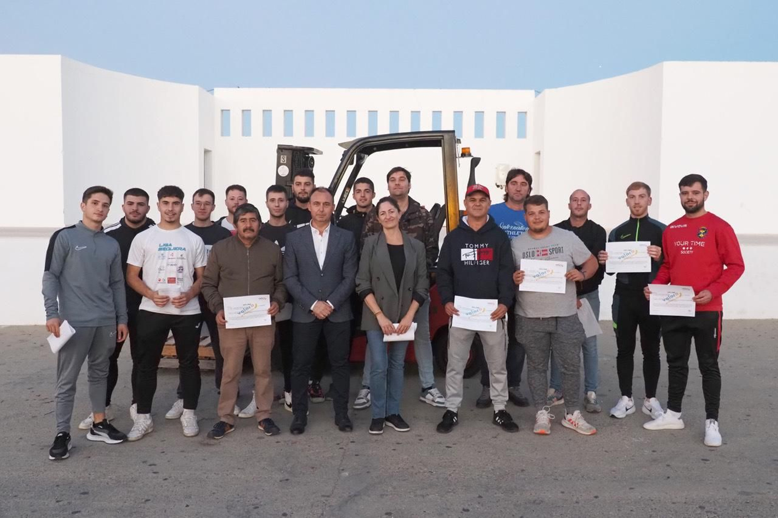 Empleados de Palos de la Frontera con su diploma acreditativo del curso de carretillero,