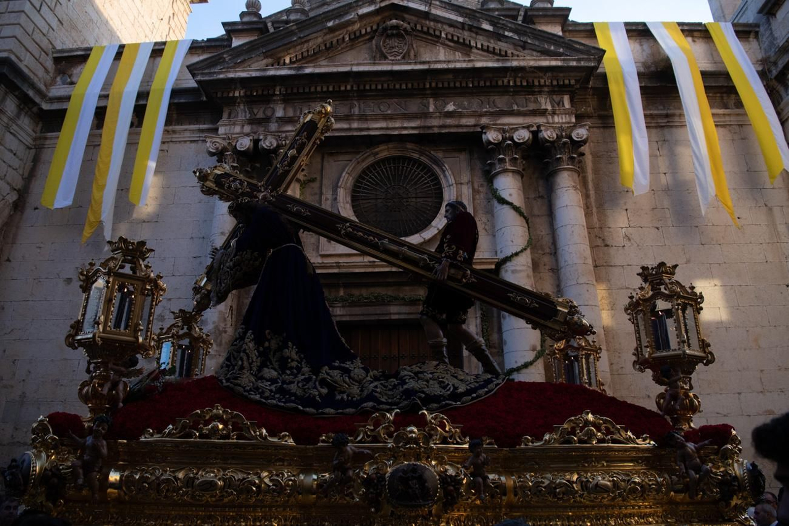Una marea de devoción inunda Jaén al paso de la Magna, en imágenes