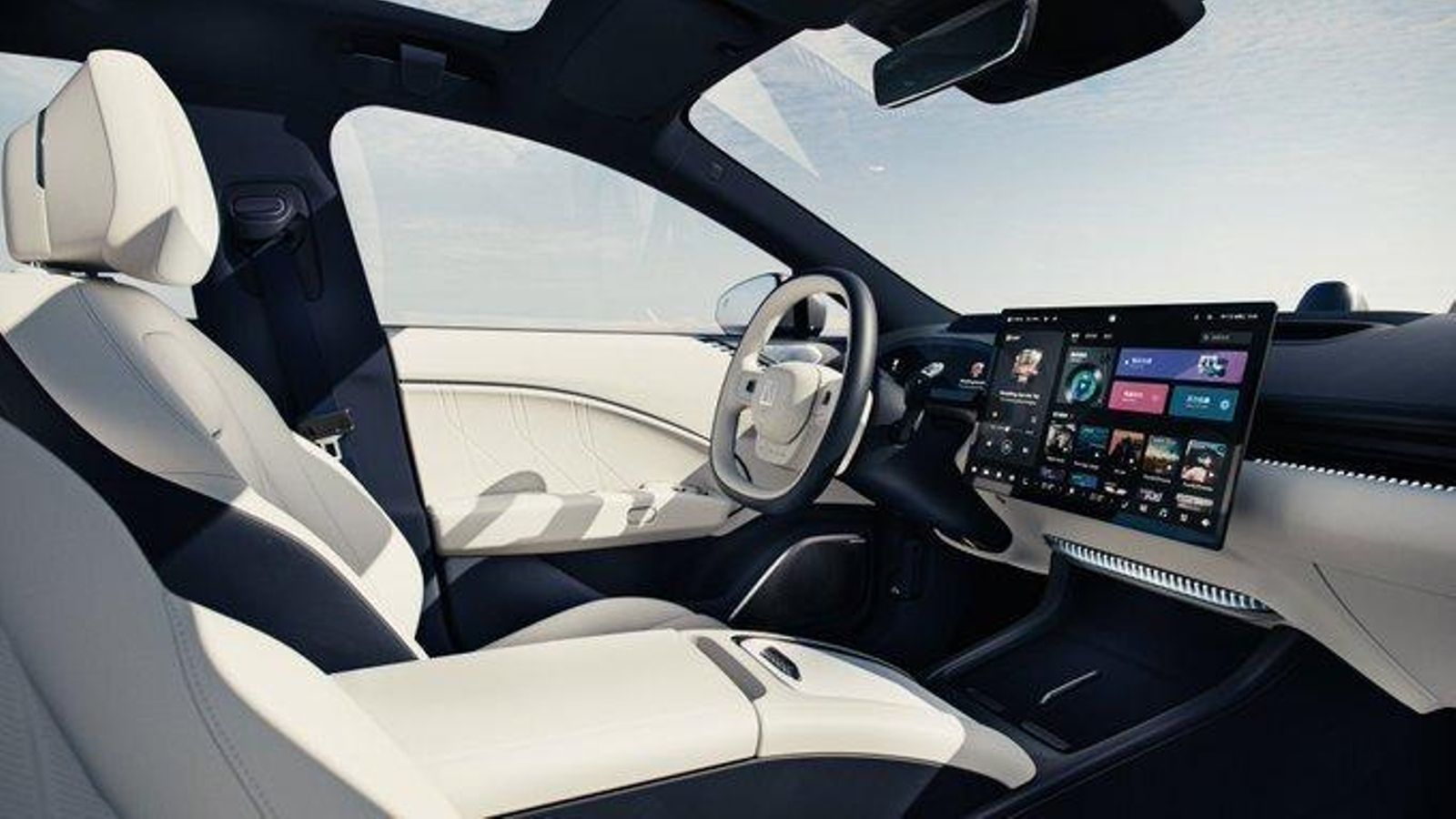 Una enorme pantalla se sitúa en el centro del salpicadero del Zeekr 007 para permitir el control del sistema de infoentretenimiento.