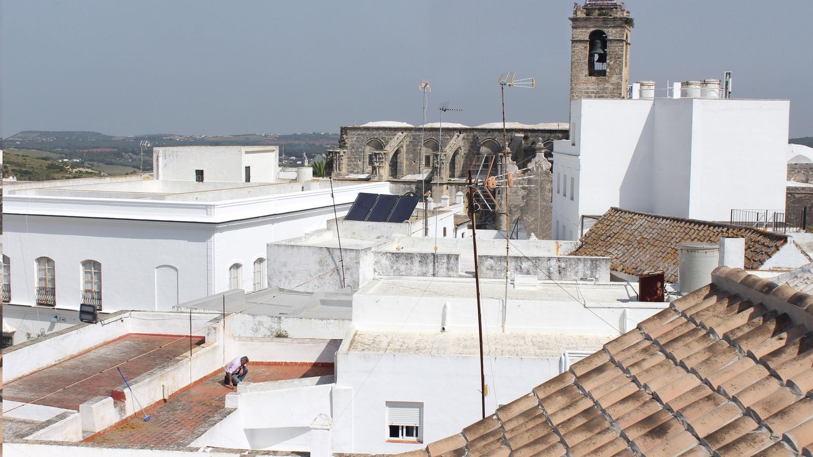Vista desde el Castillo de Vejer, con un vecino adecentando una azotea.