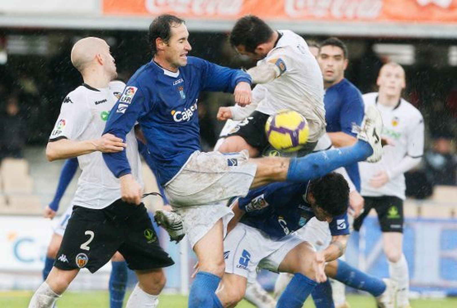 Vicente Moreno intenta despejar un balón ante la oposición de Bruno y de Marchena.  Foto: Pascual