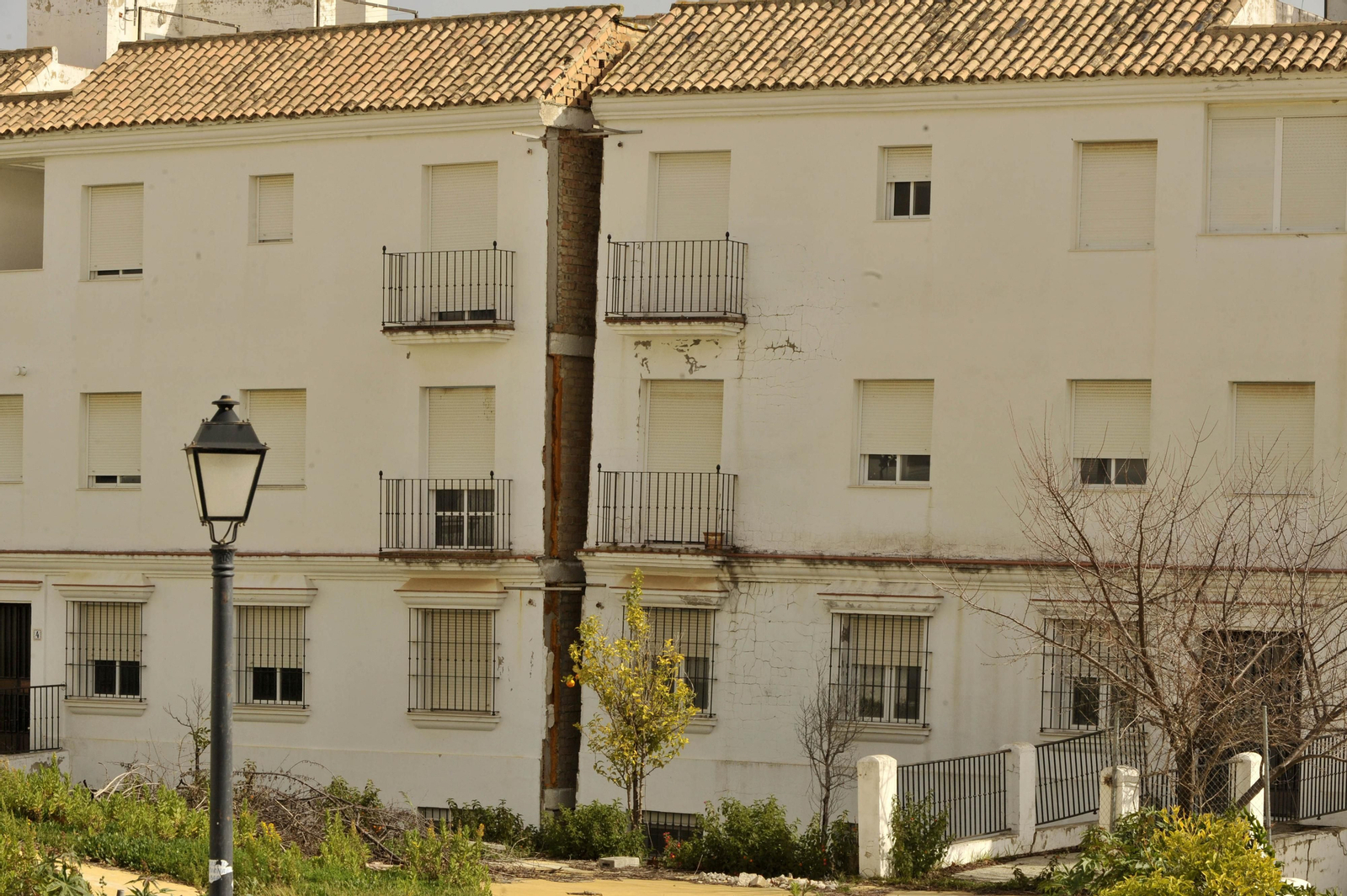 Una imponente grieta desvertebra una de las promociones afectadas por los deslizamientos, que obligó a sus vecinos a abandonar sus casas.