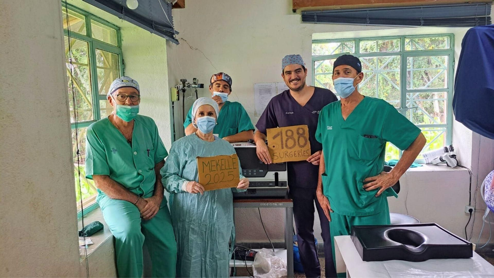 De izquierda a derecha, Ignacio Vinuesa, Paloma García, Luis Villalba, Antonio Tirado y Miguel Ángel Cabrerizo, tras operar a 188 pacientes durante su viaje a Mekele en septiembre de 2025.