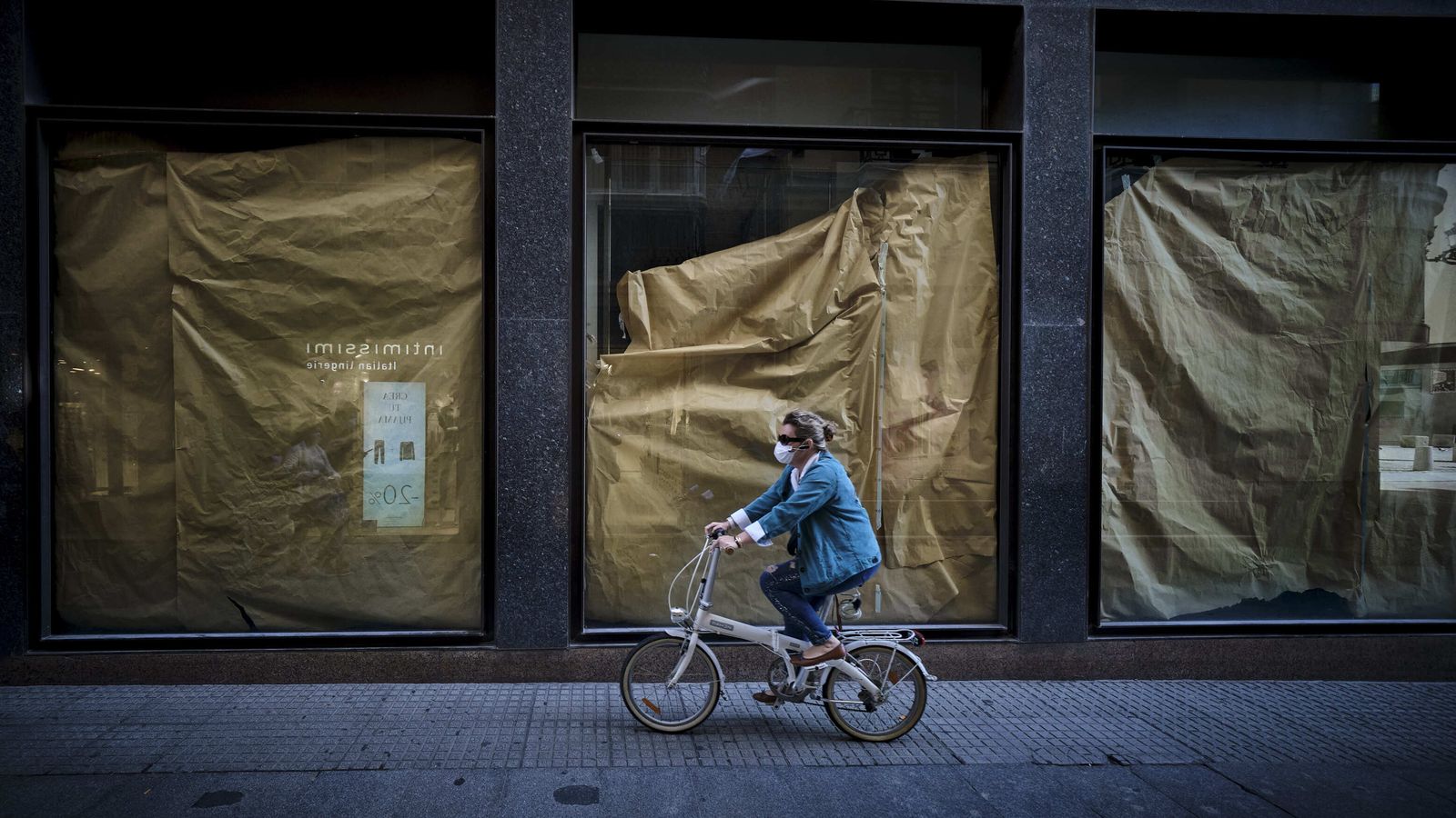 Imágenes de escaparates tapados que se repiten por todo el centro comercial de la ciudad.