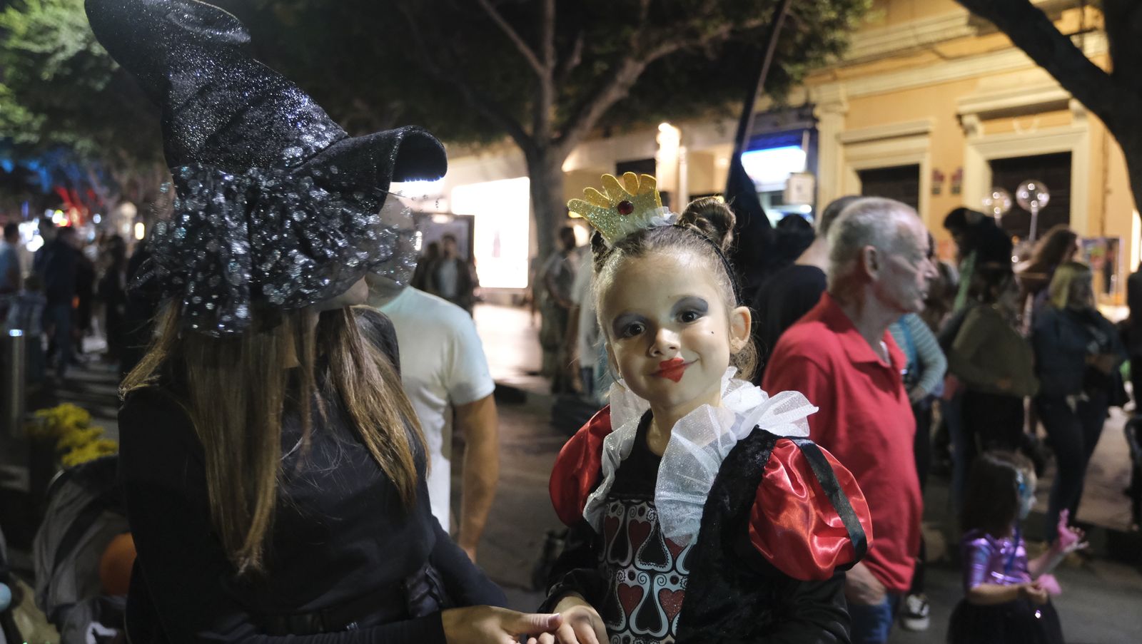 Las imágenes de la Noche en Negro en Almería, Halloween.