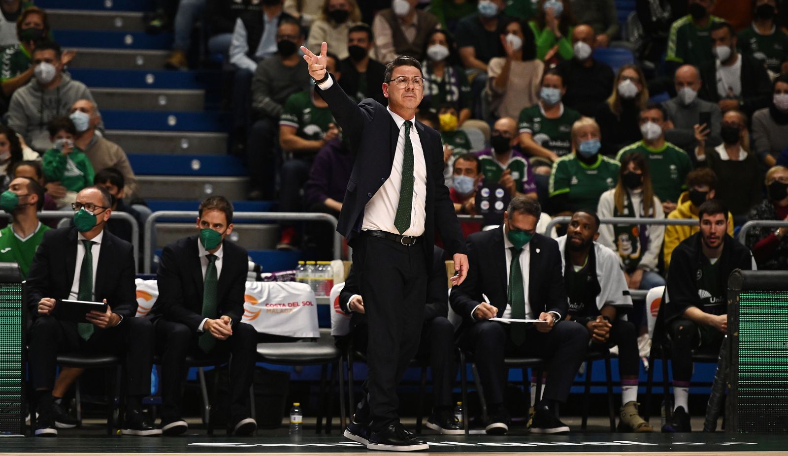 Fotis Katsikaris da una instrucción en el Carpena.