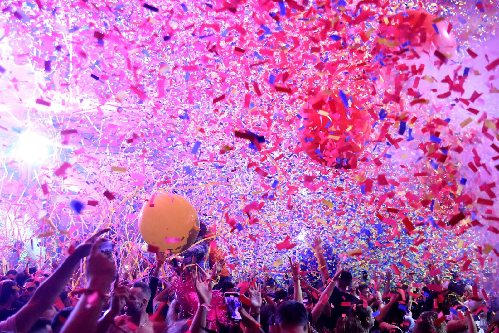 El festival Elrow reúne en Córdoba a miles de personas, en imágenes