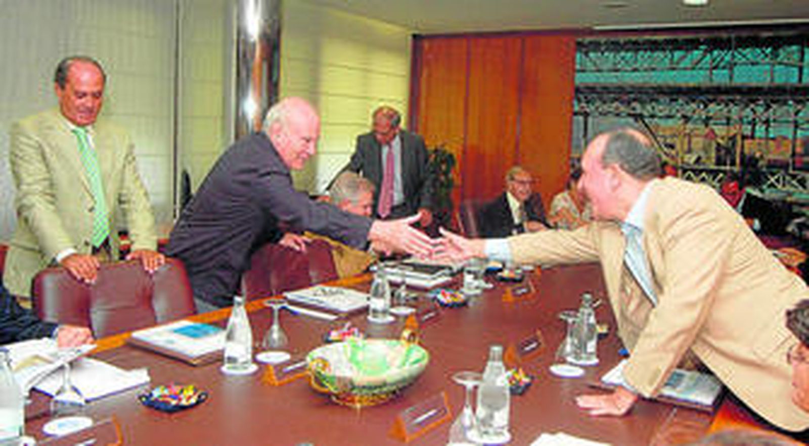 José Antonio Marín Rite y José Cejudo se saludan al inicio de un consejo de administración del Puerto hace unos años.