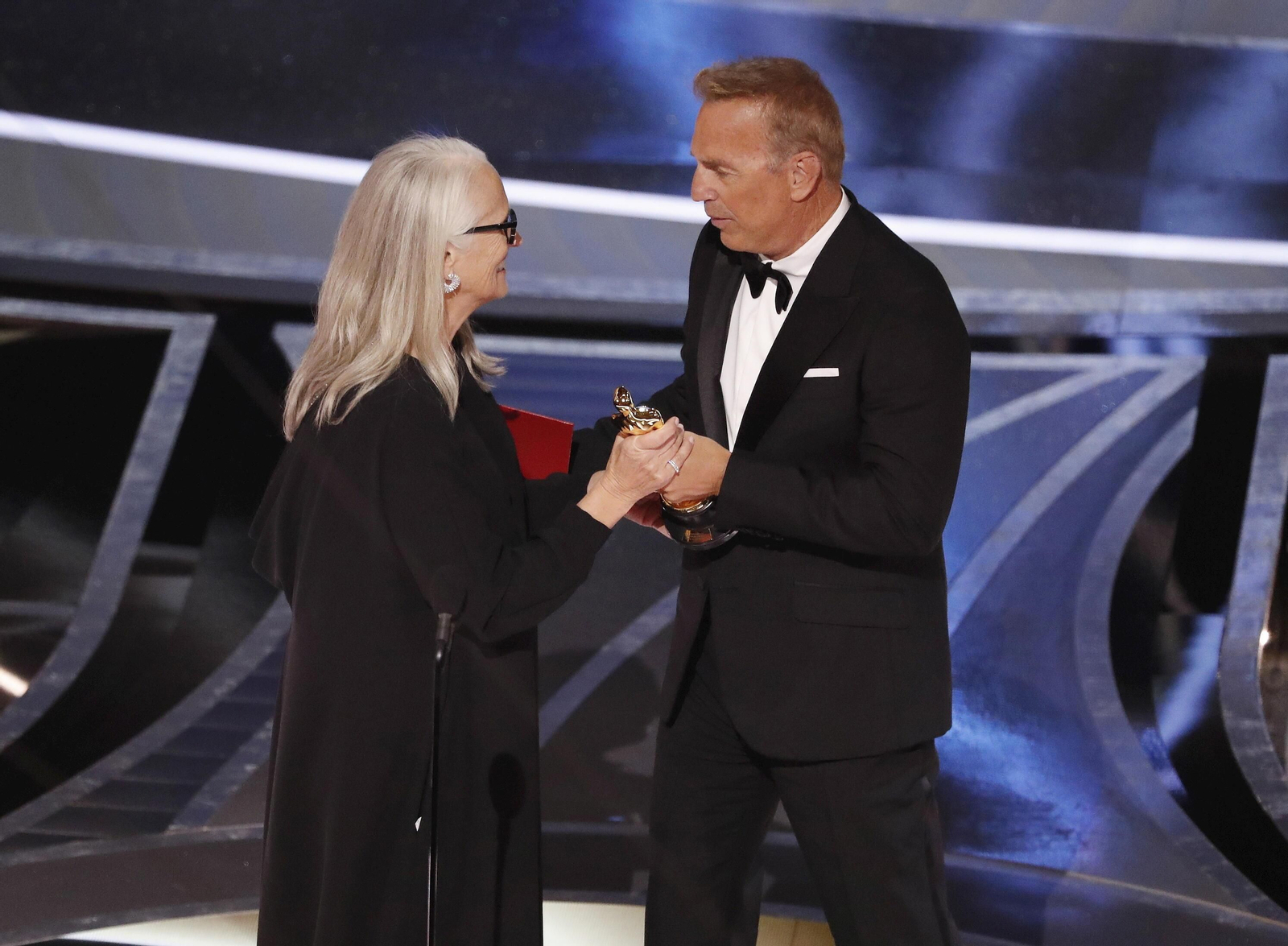 Jane Campion recoge el Oscar a la mejor dirección de manos de Kevin Costner.