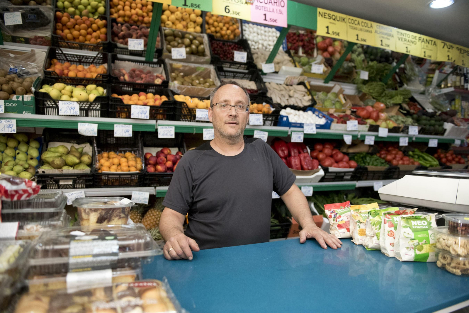 Francisco e Inés llevan 27 años regentando esta frutería del Parque Nueva Granada
