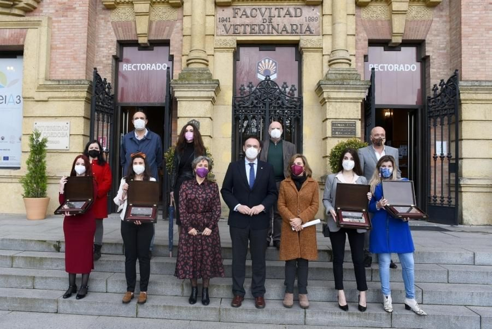 Foto de familia de los premiados en el Rectorado de la Universidad de Córdoba.