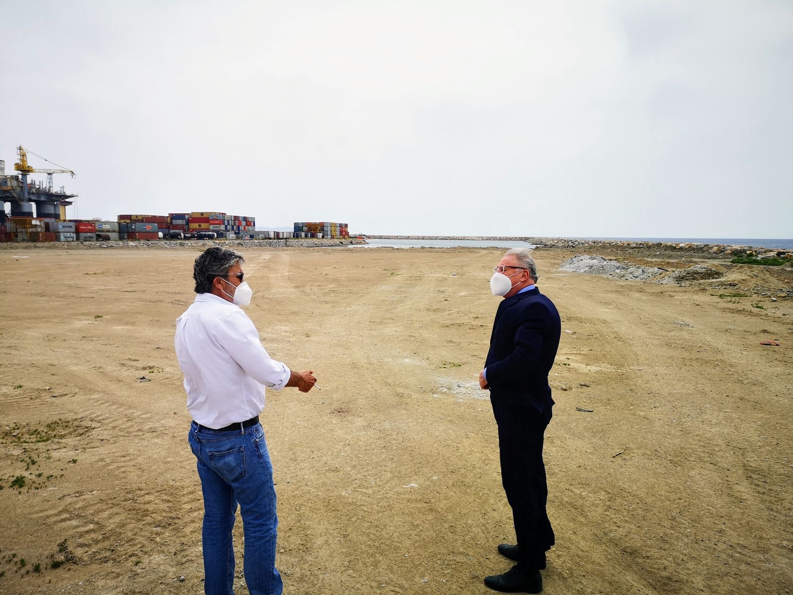El presidente de la APA (dcha) en la 'Piscina' en la prolongación del muelle de Pechina