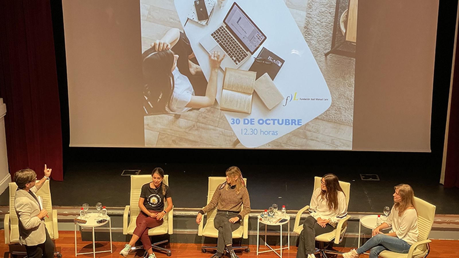 El periodista Fernando G. Haldón dirigió el acto que contó con cuatro 'Booktagramers'.