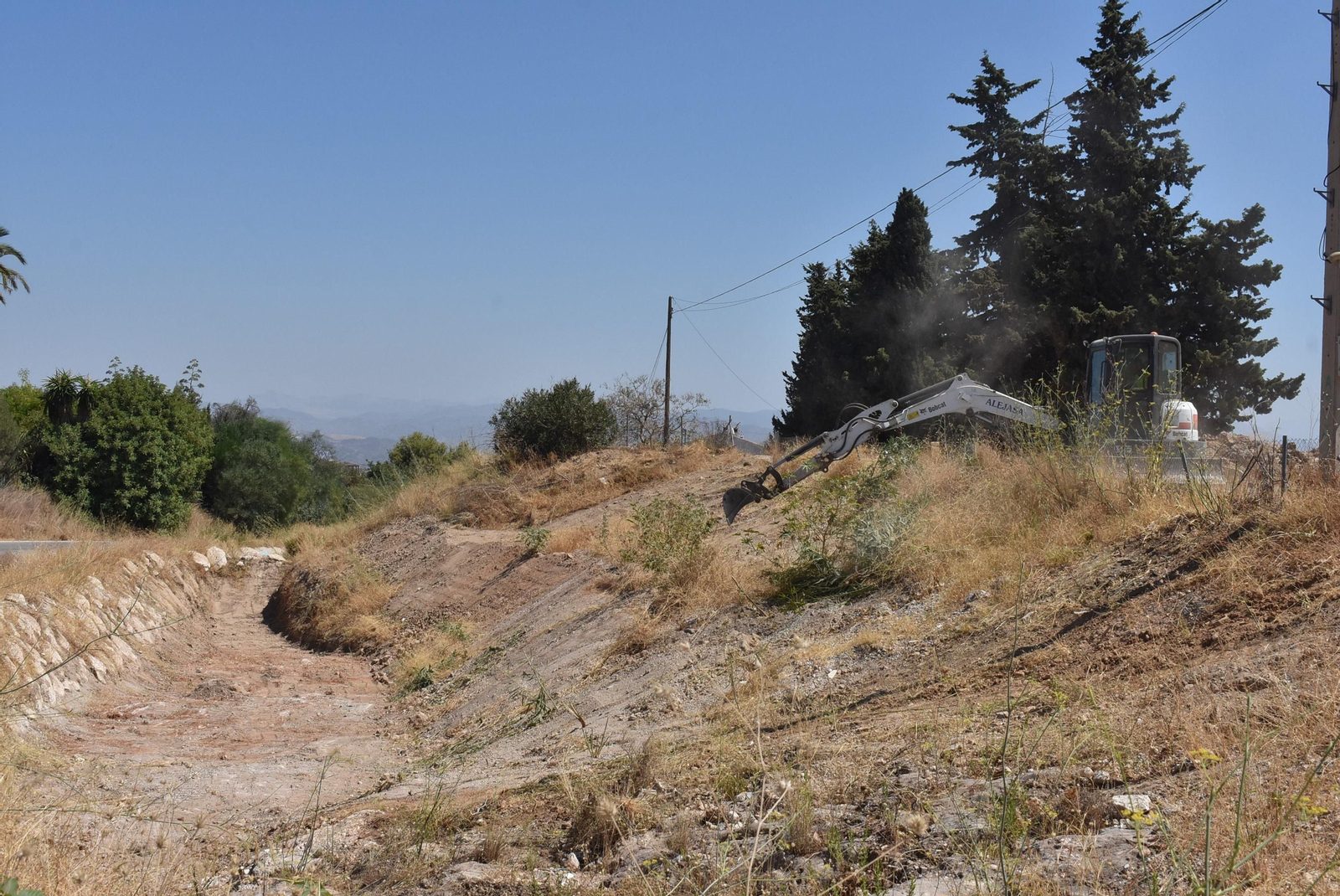 Limpieza y adecuación de los arroyos para prevenir inundaciones en Alhaurín de la Torre.