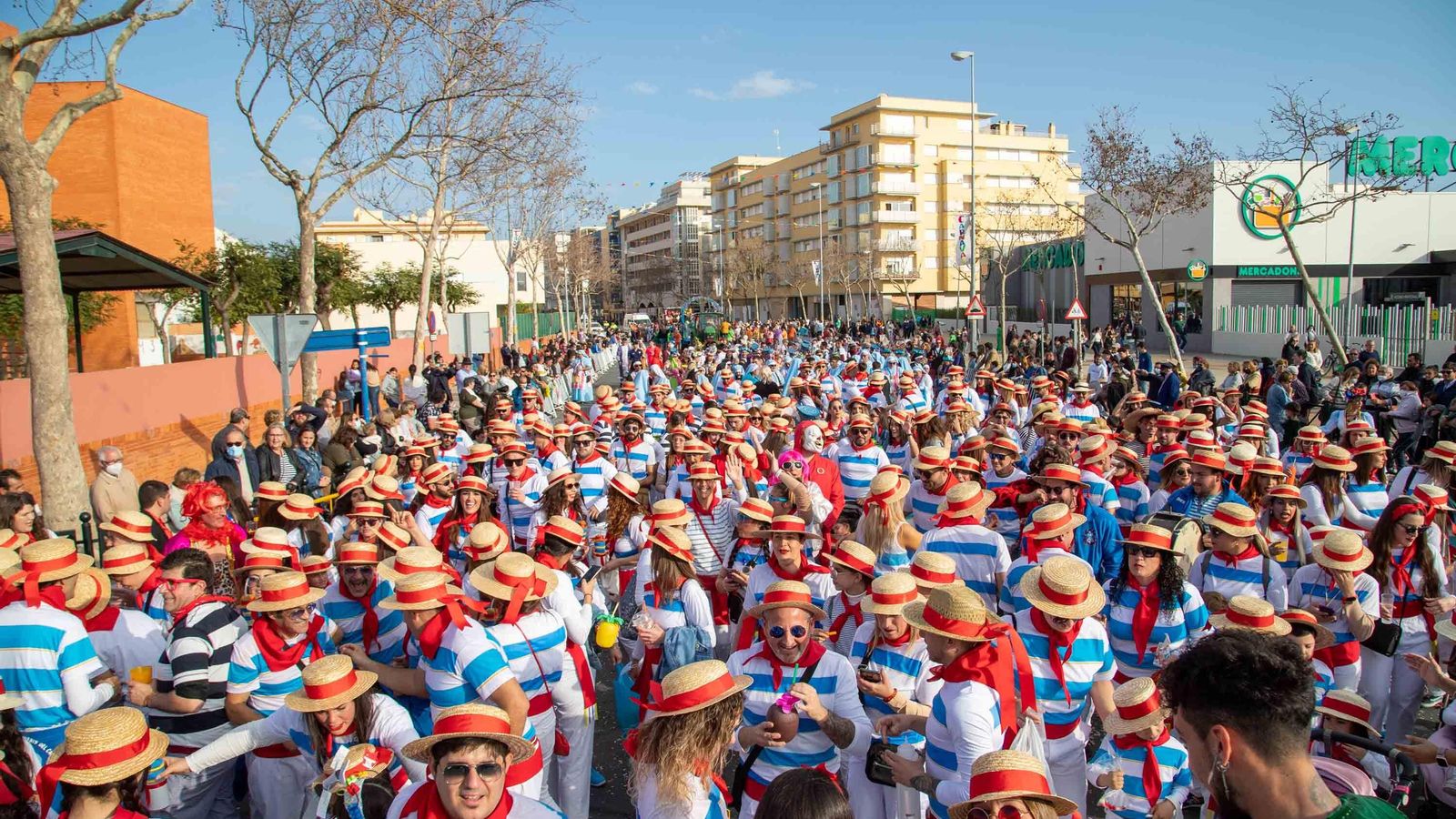 Miles de personas disfrutaron este domingo de la cabalgata del Carnaval de Isla Cristina