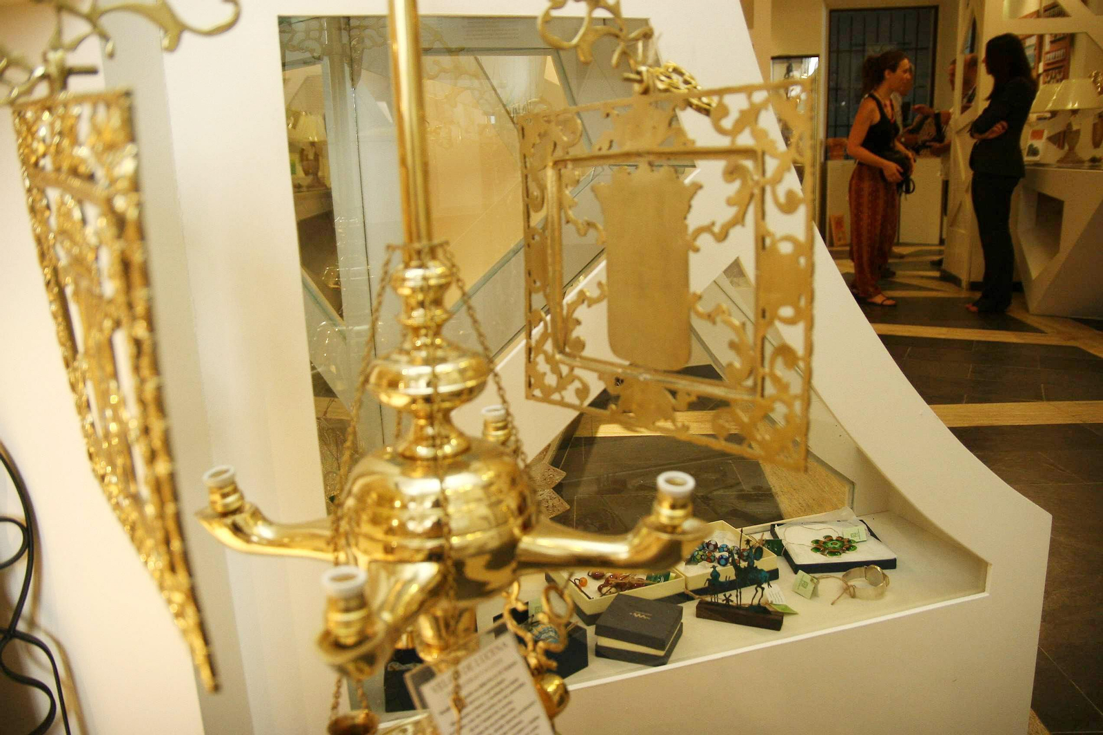Detalle de varios artículos de artesanía.