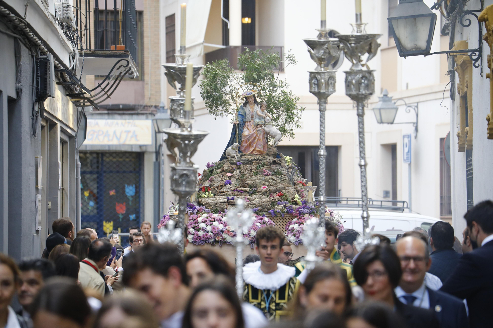 La procesión infantil y juvenil del colegio Divina Pastora de Córdoba, en imágenes