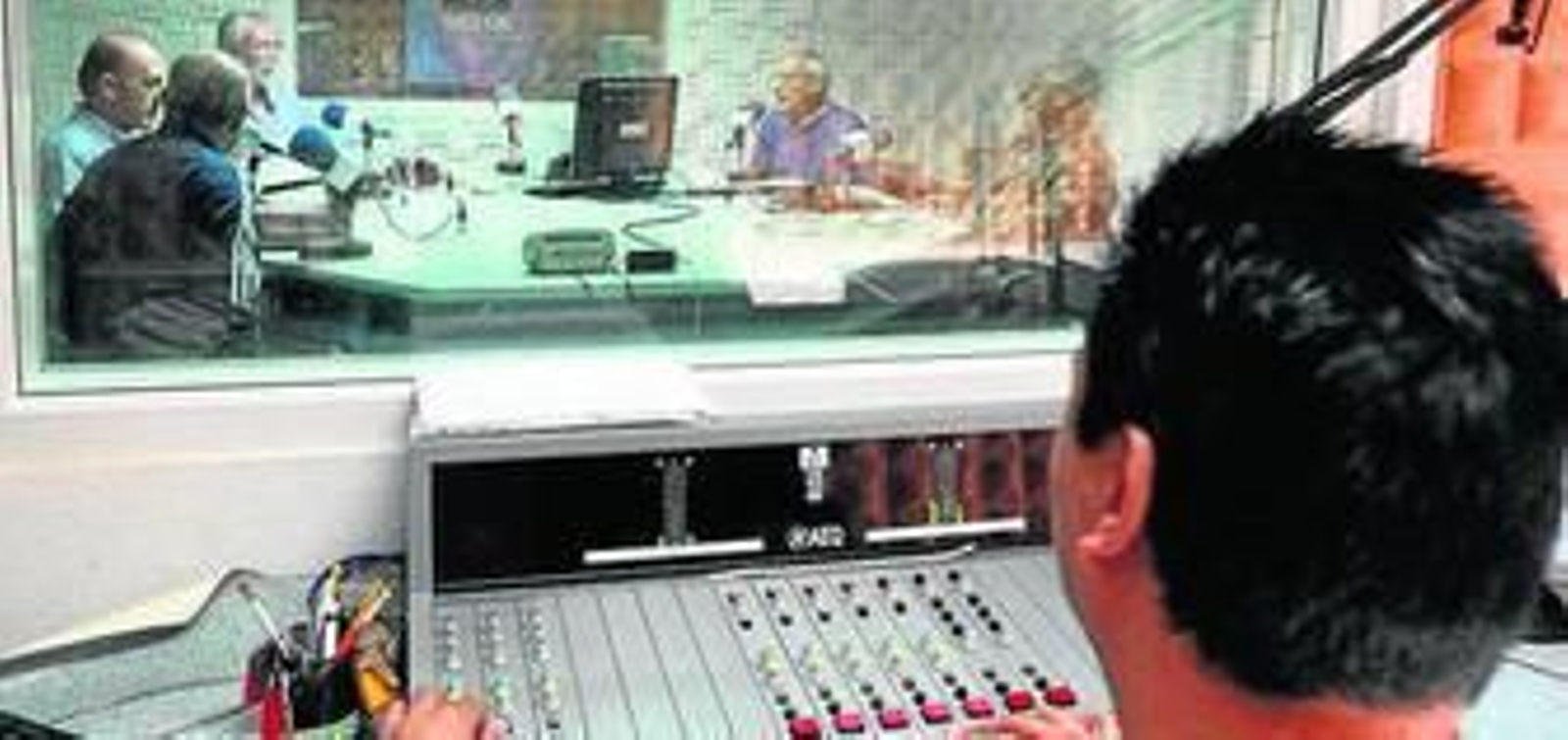 Un programa de radio en la antigua radio municipal.