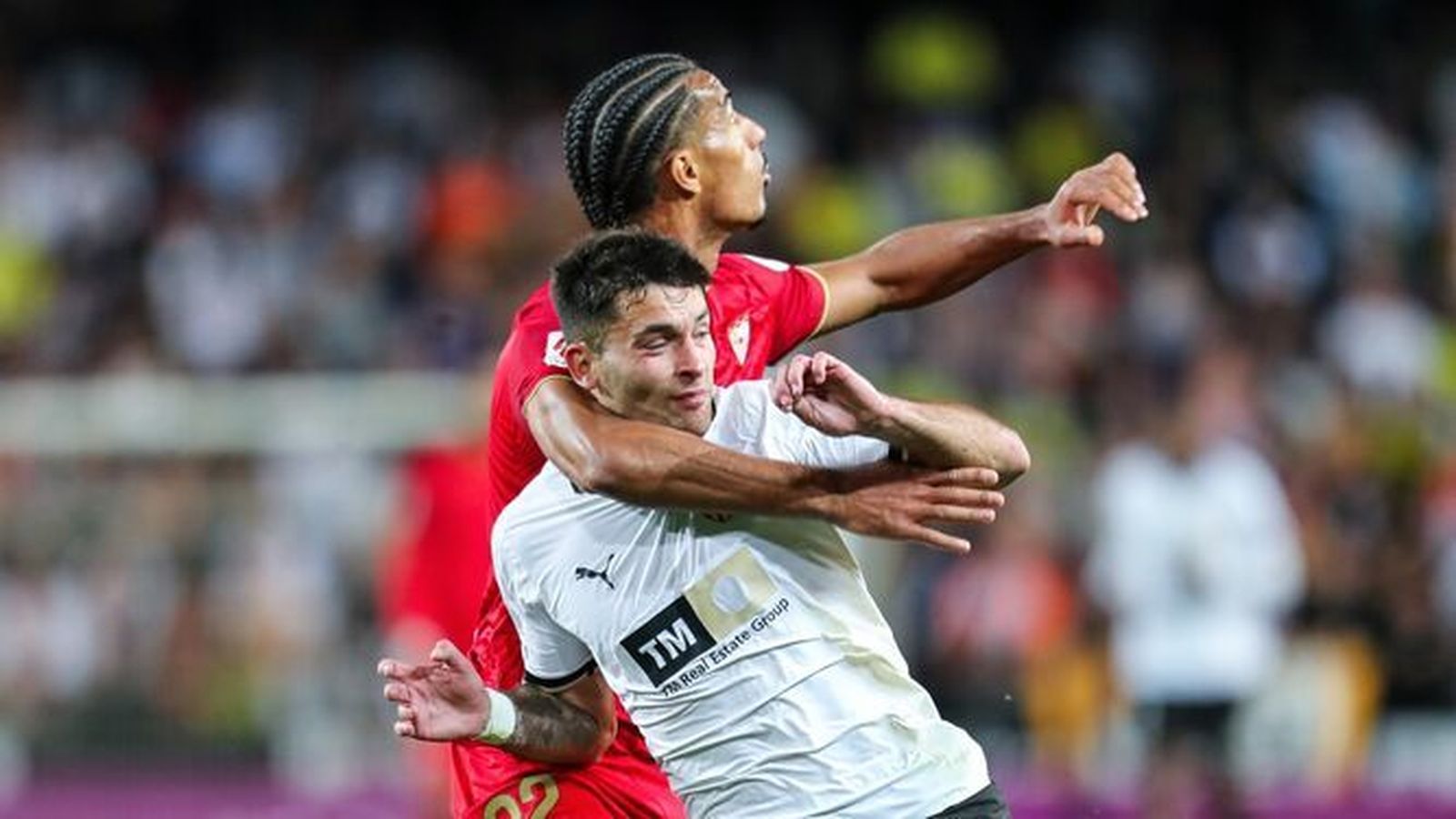 Badé, el sevillista más destacado junto Nyland, defiende con contundencia a Hugo Duro.