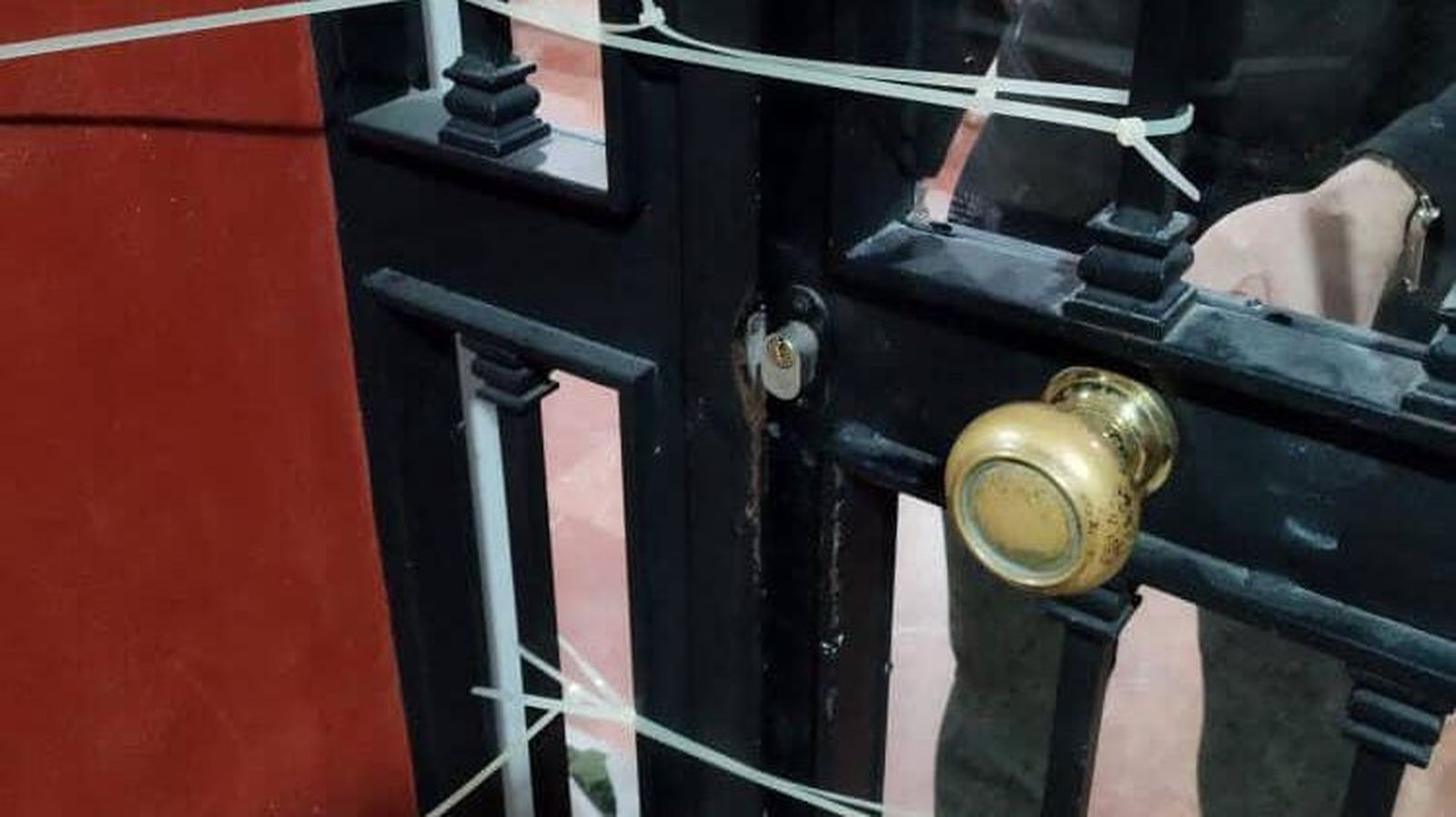 Las bridas bloquean el acceso al bloque.