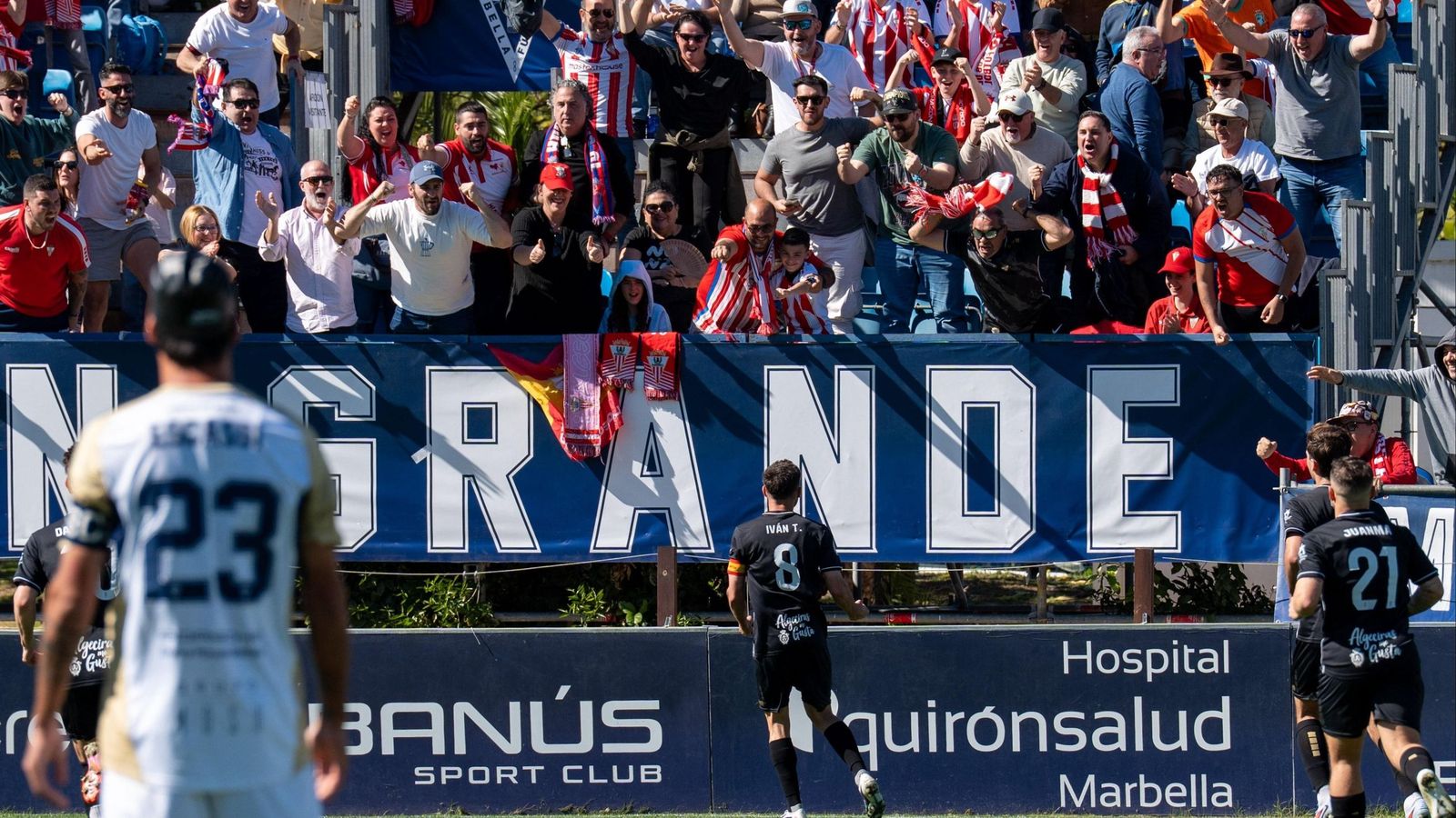 La hinchada algecirista, el domingo en Marbella ante el capitán Iván Turrillo.