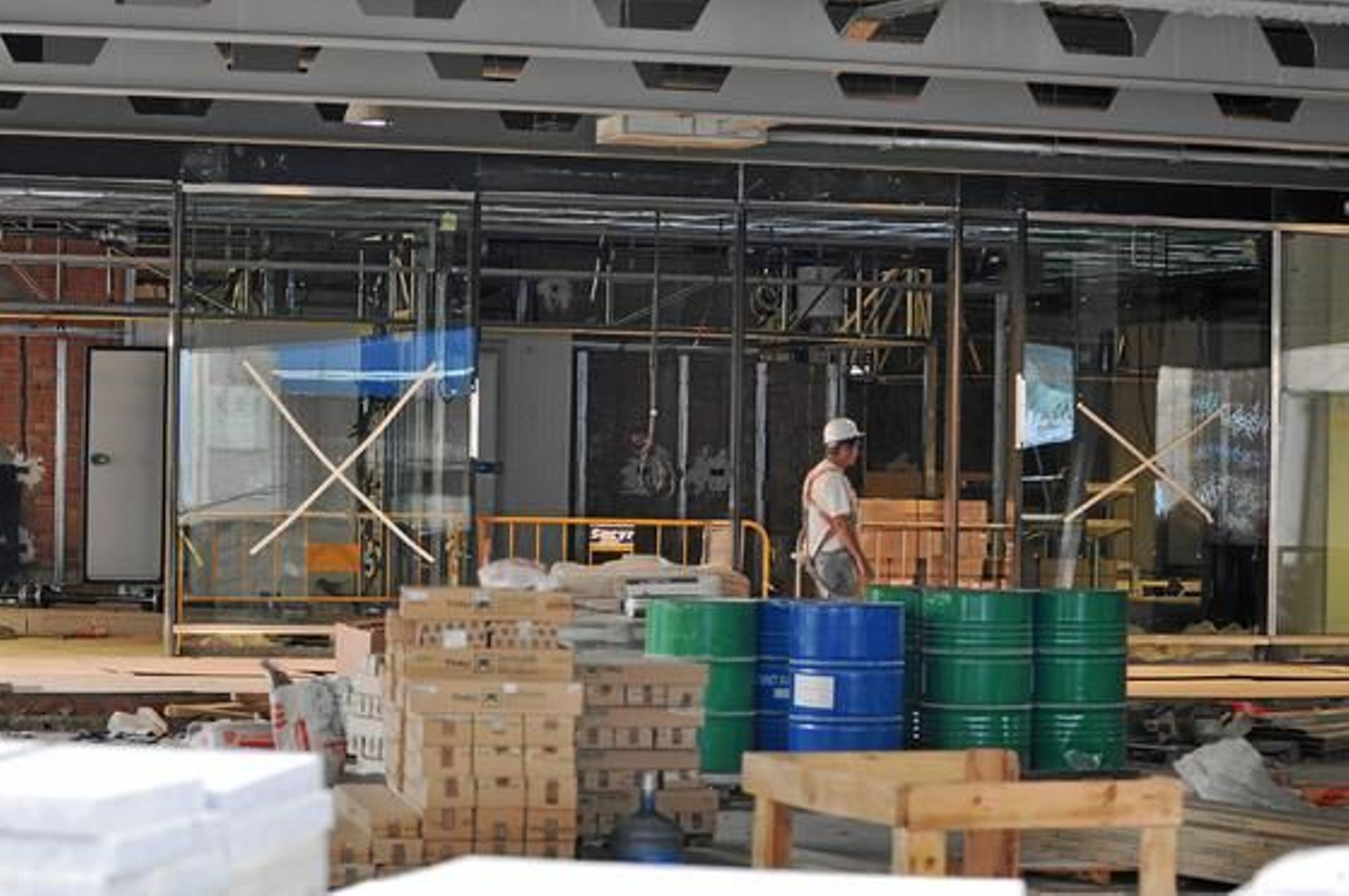 Un trabajador anda entre los materiales de la obra en la zona interior.

Foto: Manuel Gómez