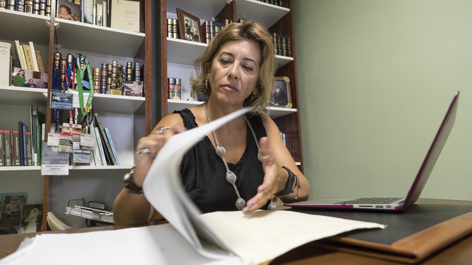 La abogada, en su despacho