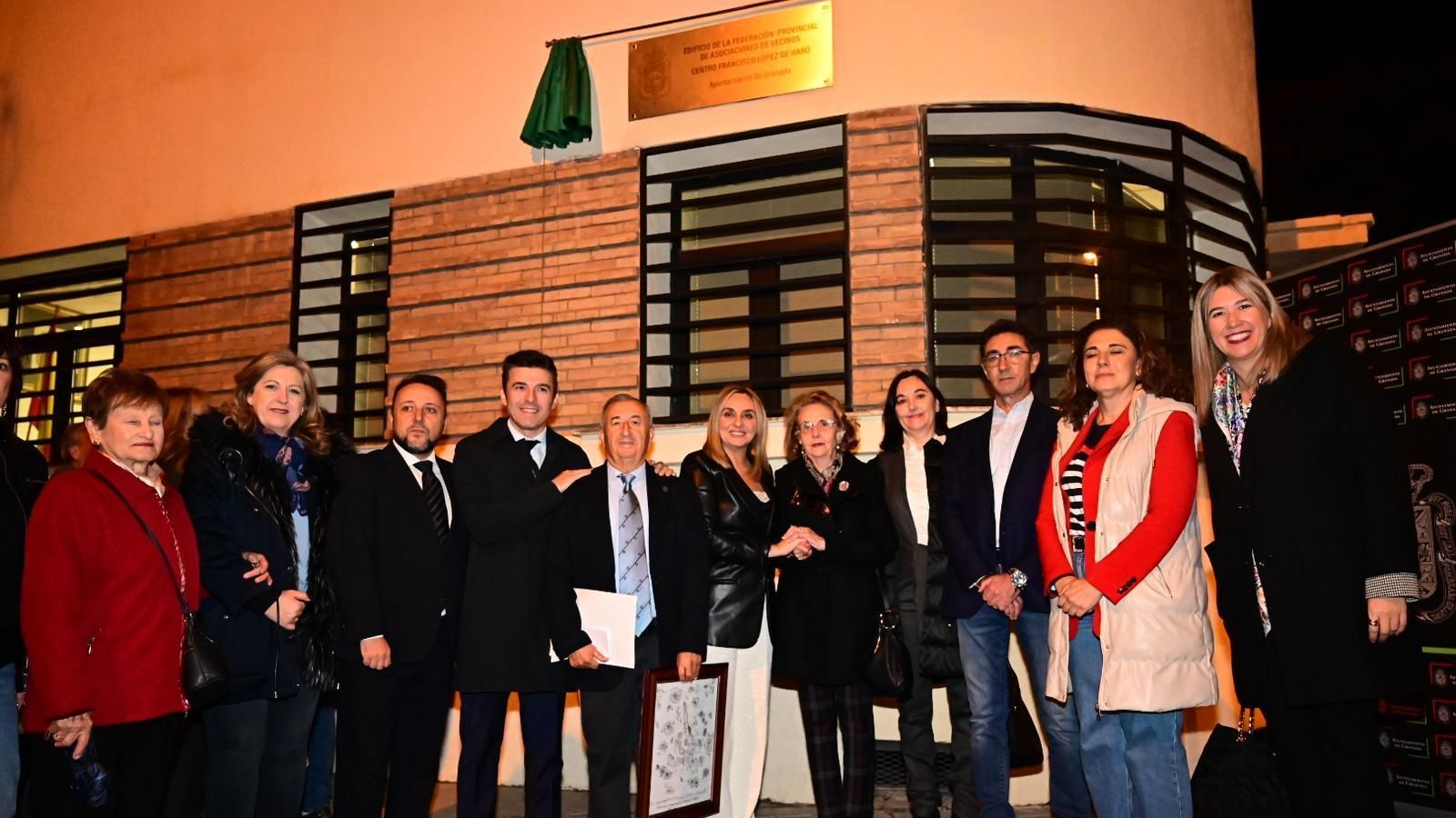 La alcaldesa acompañada por familiares del homenajeado y representantes vecinales descubren la placa identificativa