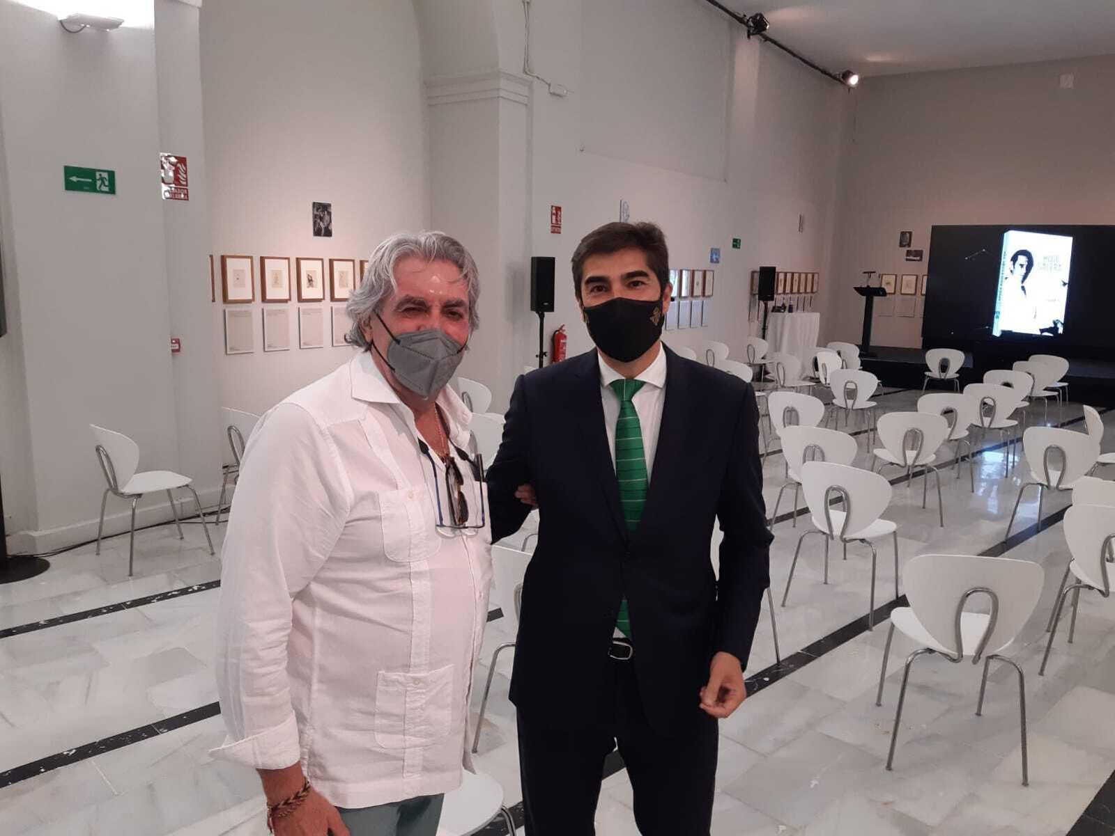 Ángel Haro posa junto a Emilio Soto, tras la presentación de la biografía de Hugo Galera.
