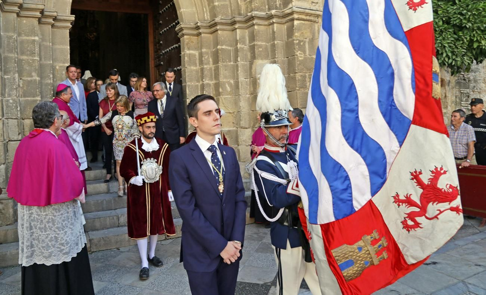 Un instante de la procesión civil con el Pendón de Jerez saliendo de la parroquia de San Dionisio.