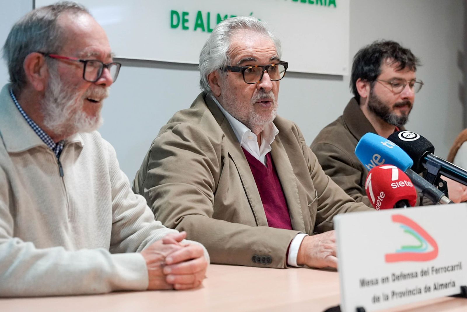 Los miembros de la Mesa del Ferrocarril, en la rueda de prensa ofrecida.