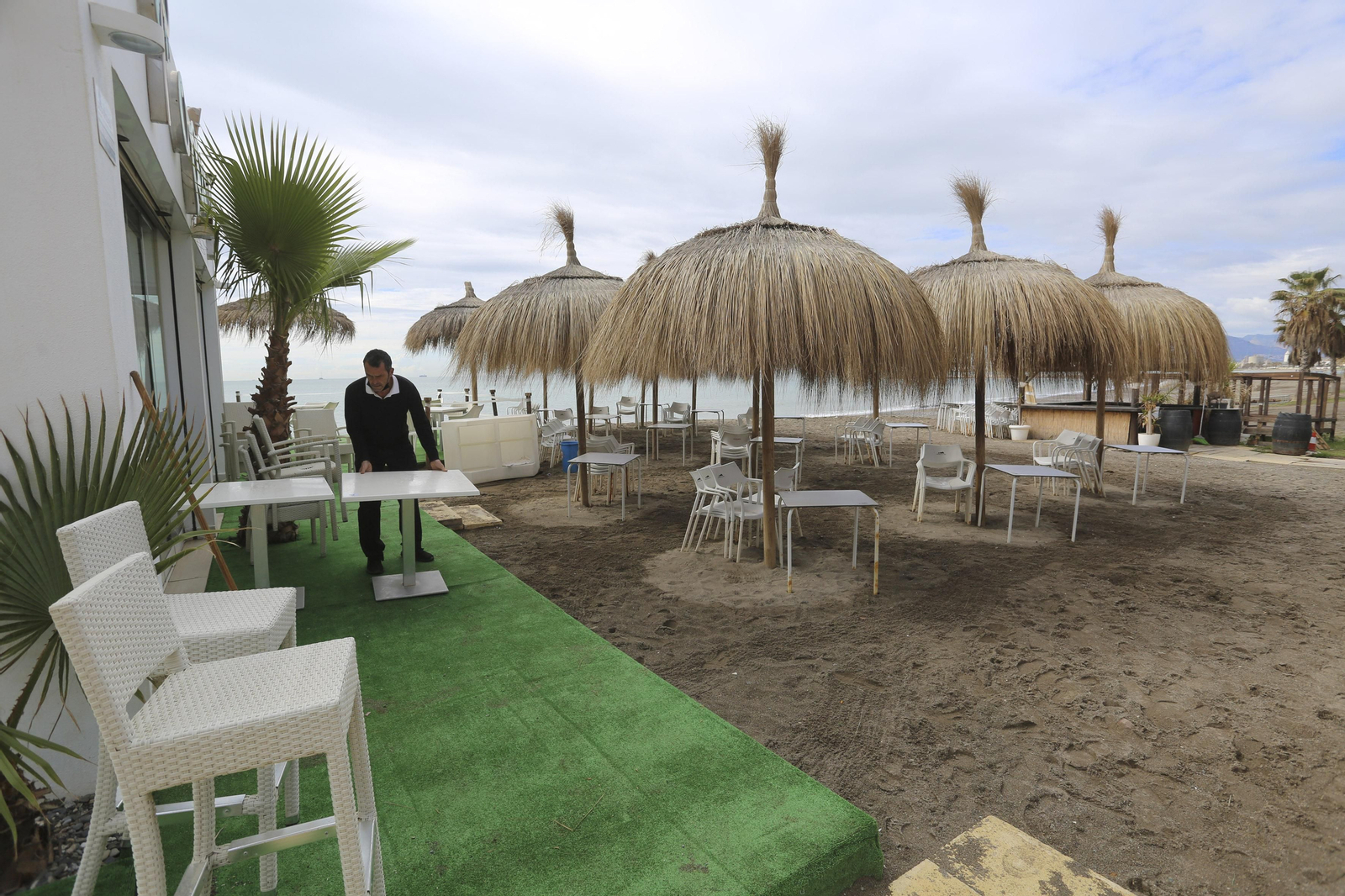 Las fotos de los trabajos en los paseos marítimos y chiringuitos de Málaga para paliar los efectos del temporal