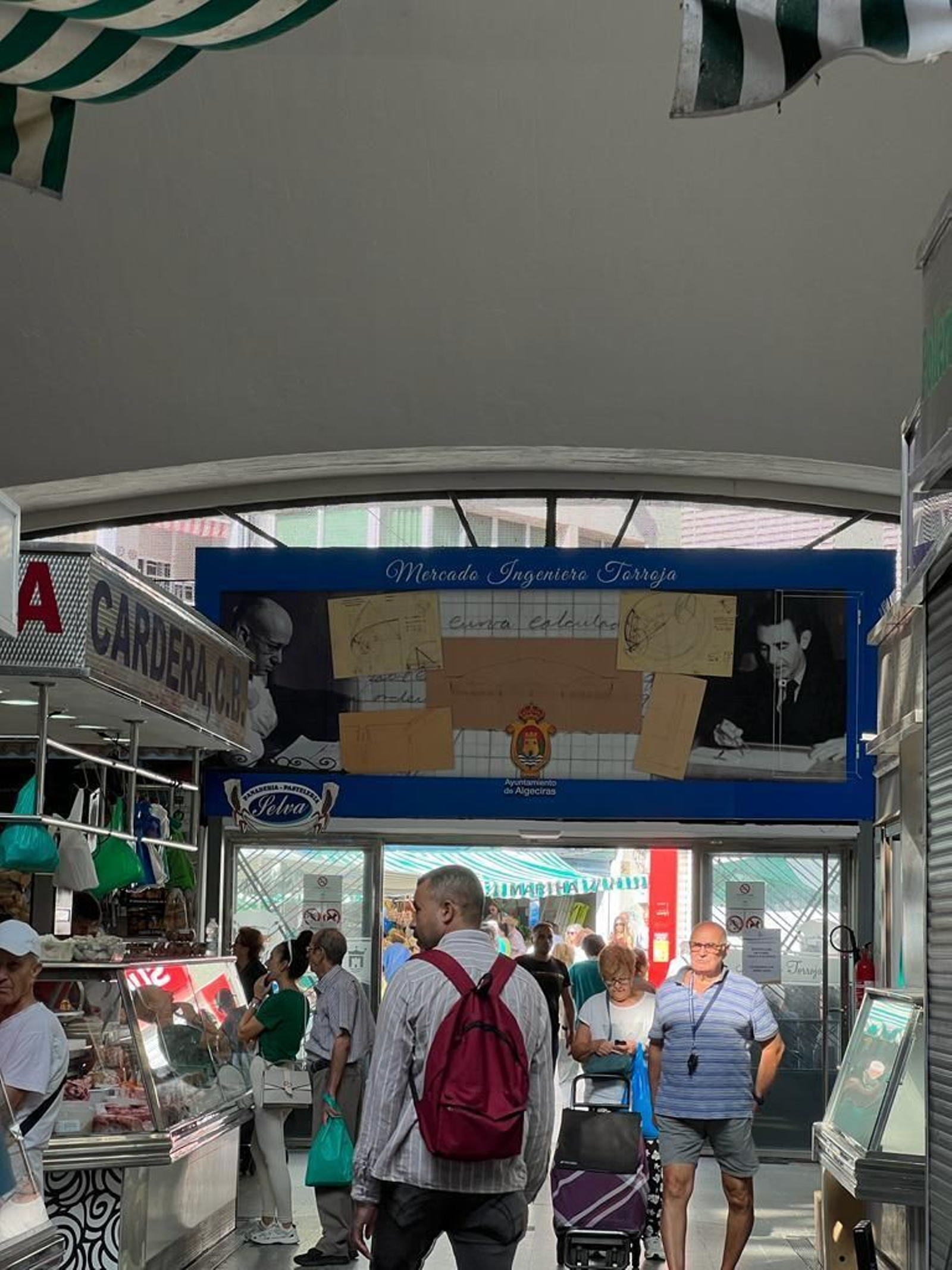 Una mañana de compras en el Mercado Ingeniero Torroja de Algeciras, en imágenes.