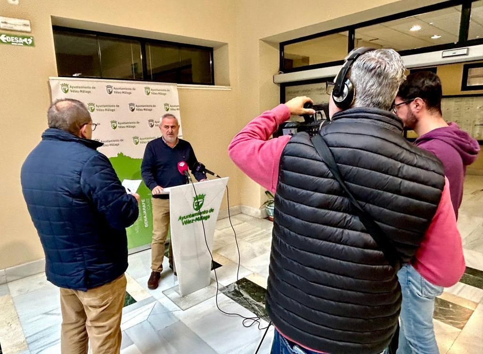 Jesús María Claros, concejal de Infraestructuras del Ayuntamiento de Vélez-Málaga, en compañía de representantes de medios de comunicación