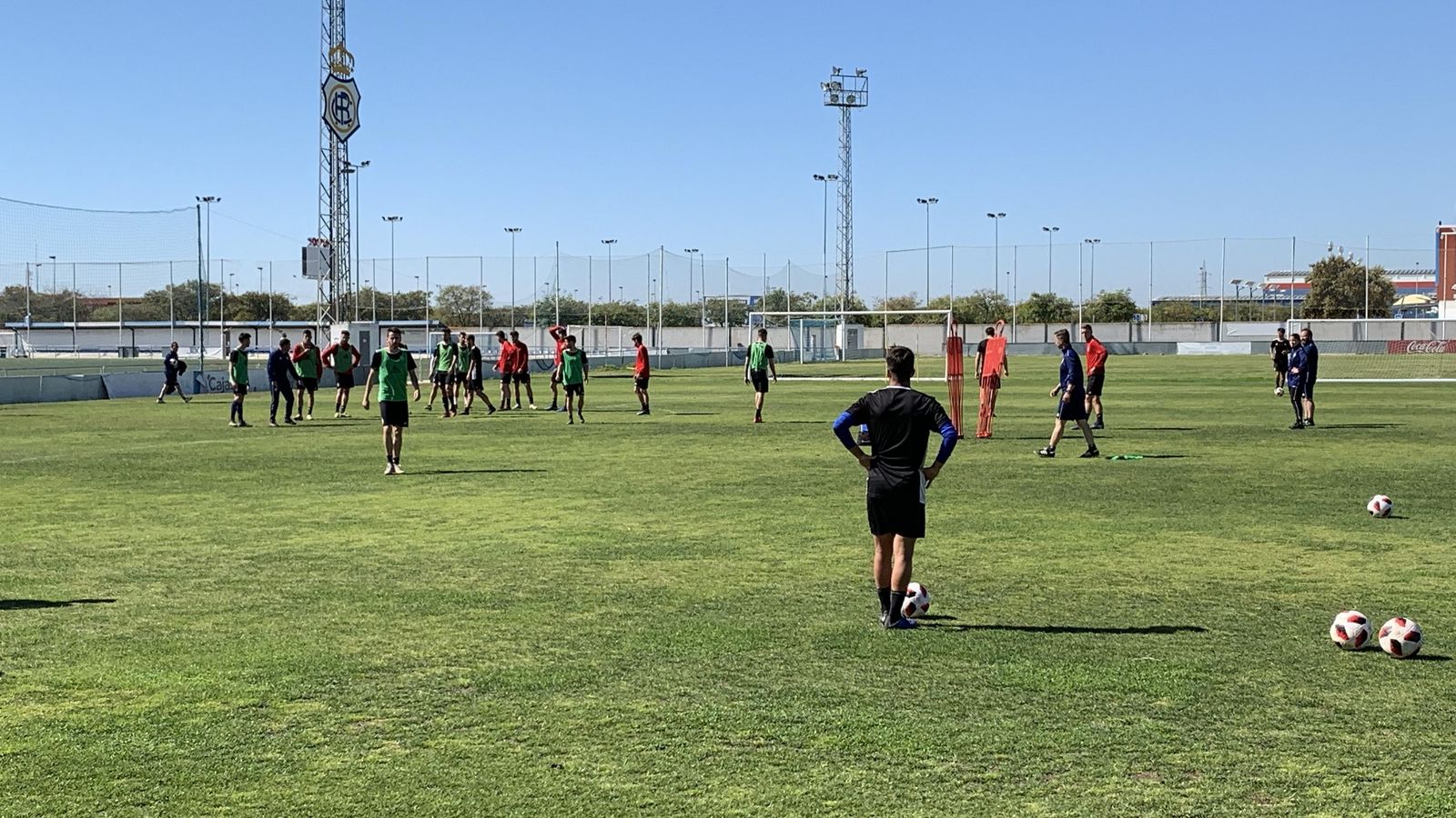 Victor Barroso se prepara para colgar un balón al área en la sesión de entrenamiento de hoy.