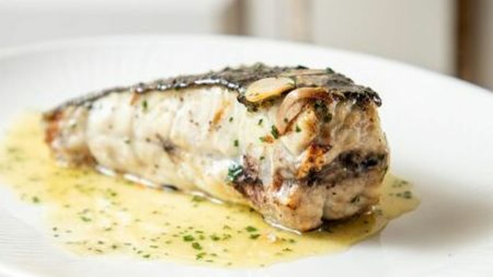 Rodaballo a la plancha con salsa de ajo y perejil.
