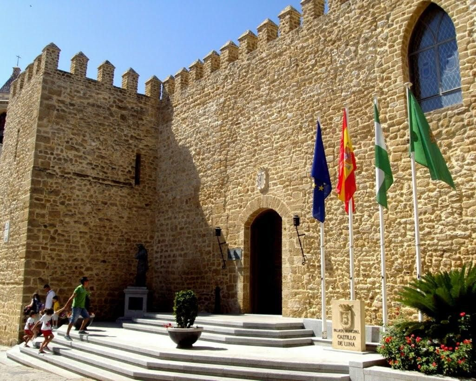 El Palacio Municipal Castillo de Luna, uno de los principales atractivos turísticos de Rota.