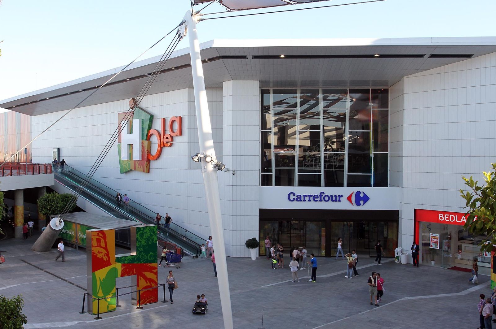 Carrefour, junto al Holea.