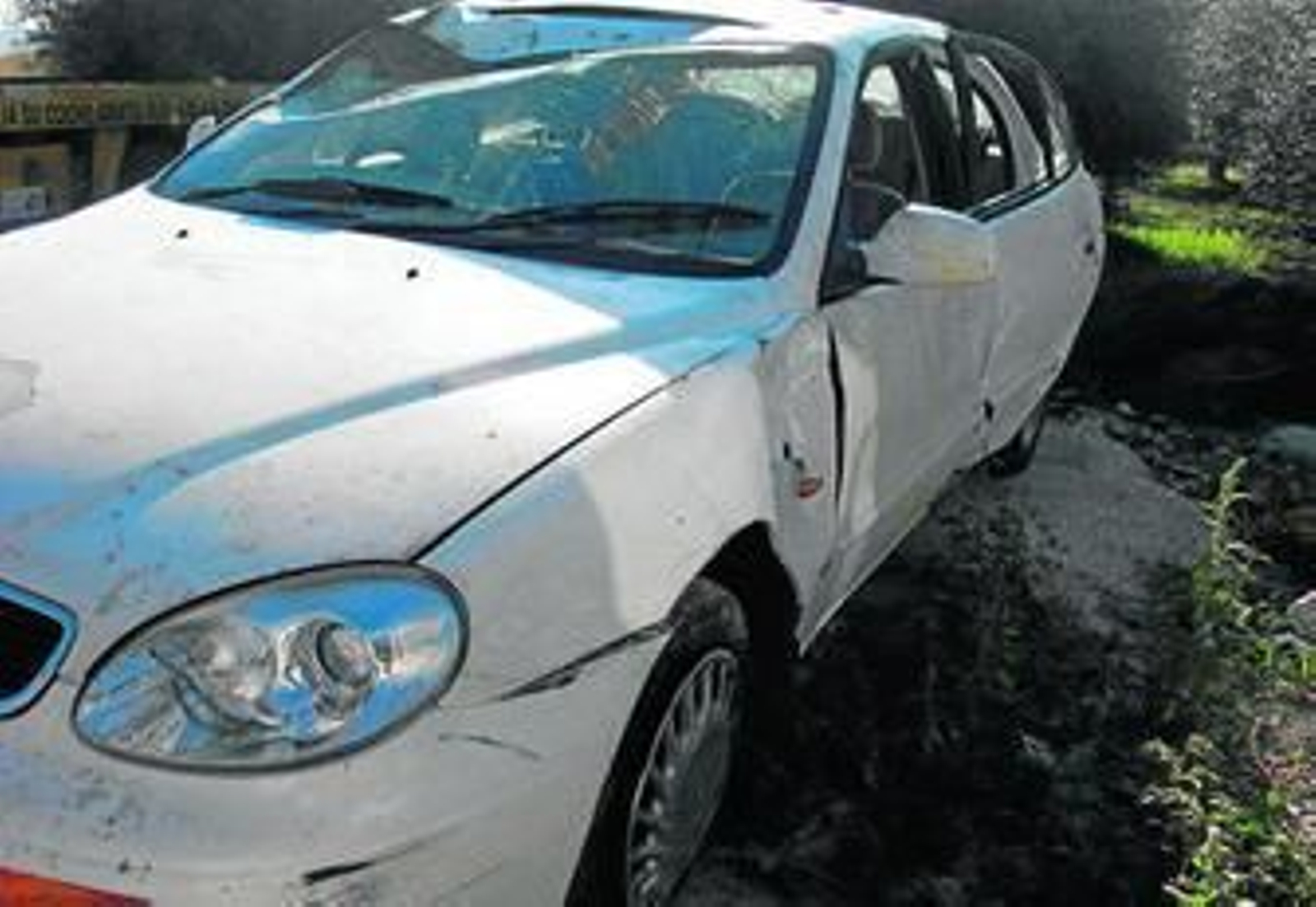 Estado en el que quedó el vehículo en el que se observan daños en la parte de la conductora.