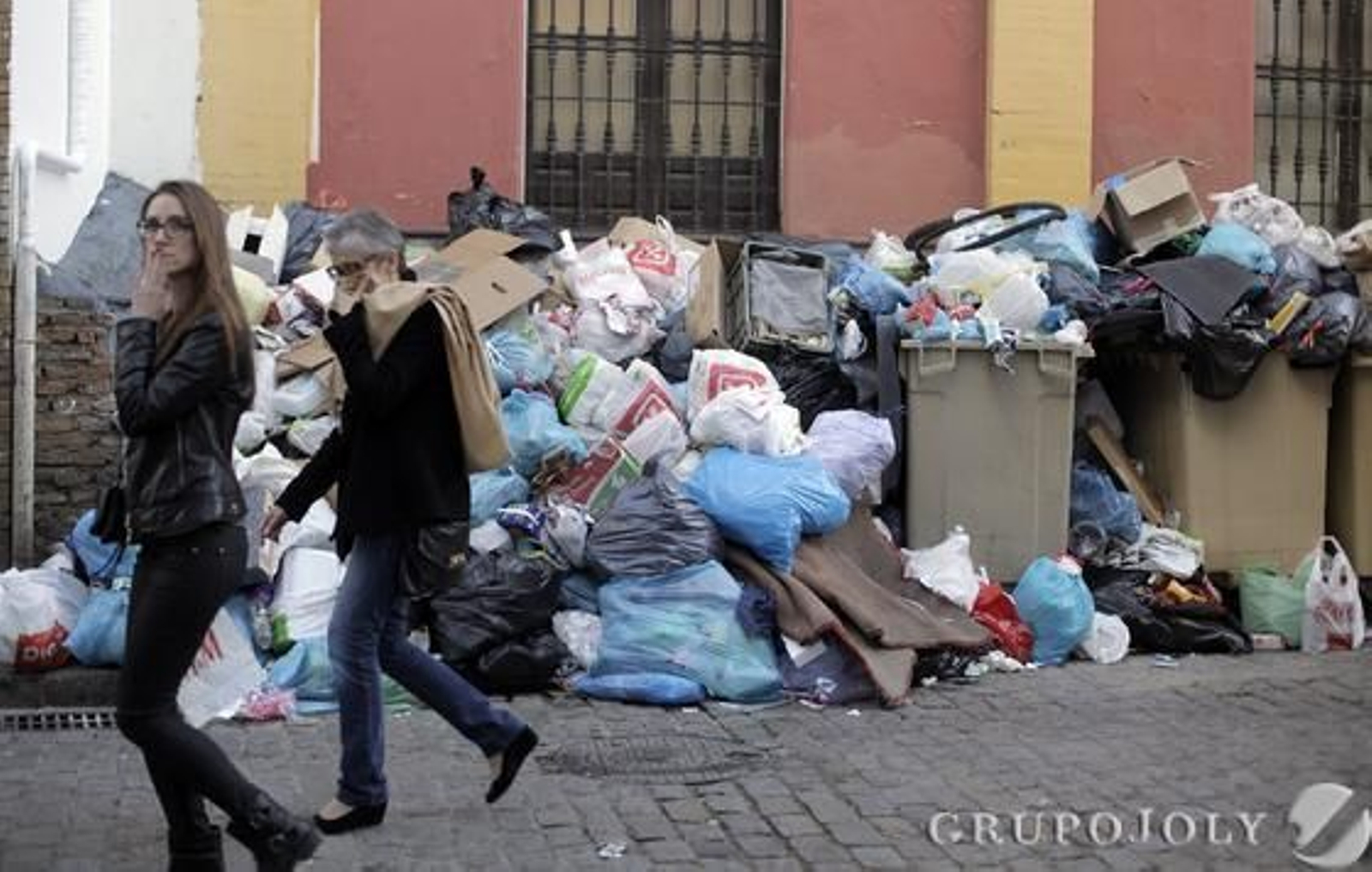 Las montañas de basura empiezan a invadir las calzadas.

Foto: Antonio Pizarro