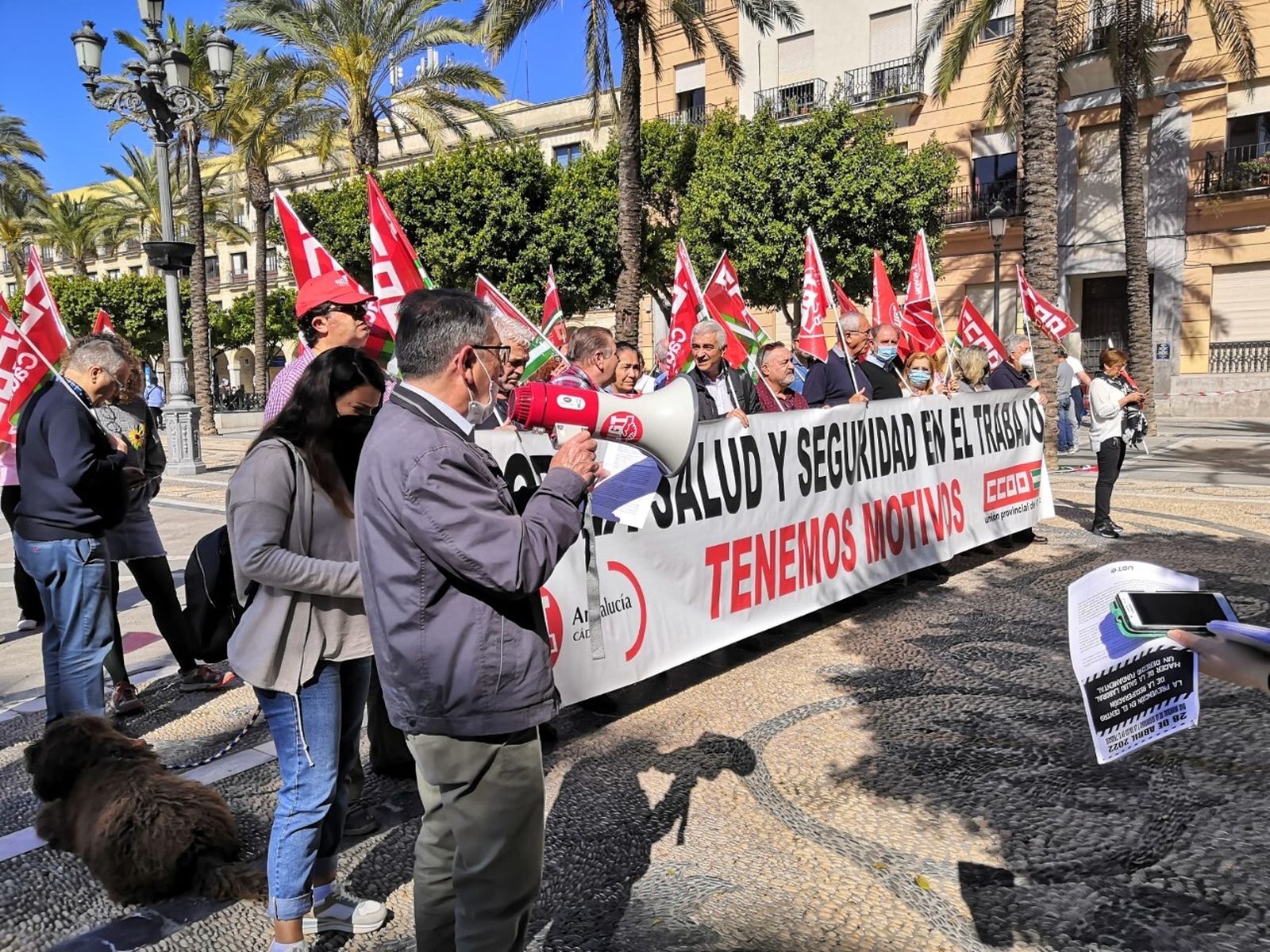 Concentración de CCOO y UGT Jerez en el Arenal con motivo del Día Internacional de la Salud y la Seguridad en el Trabajo