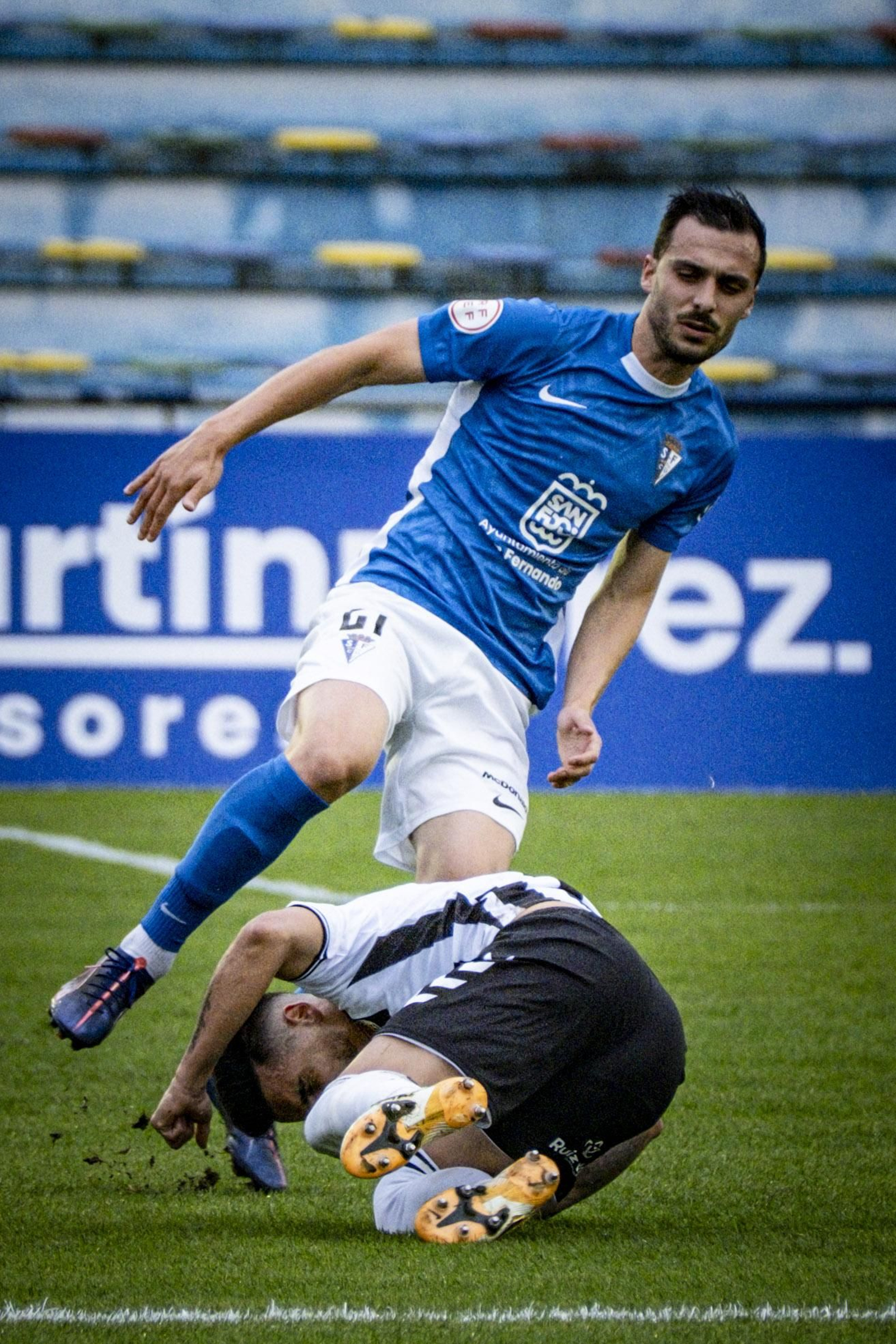 Las imágenes del partido de fútbol entre el San Fernando Club Deportivo y la Balompédica Linense
