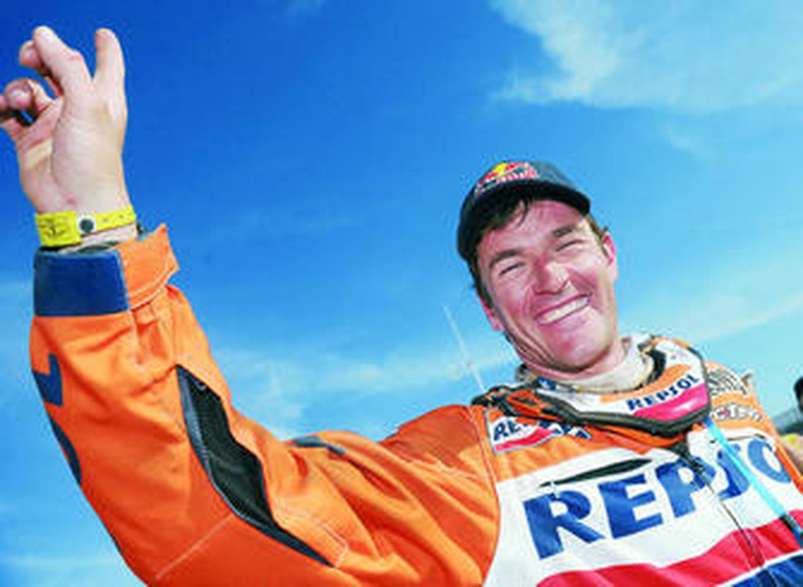 El español Marc Coma celebra ayer su victoria en la categoría de motos en el Rally Dakar 2009