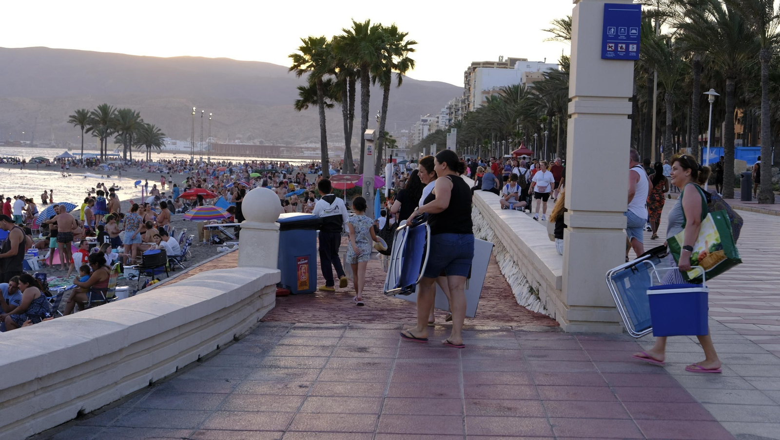 Imágenes de las hogueras de la Noche de San Juan en Almería capital